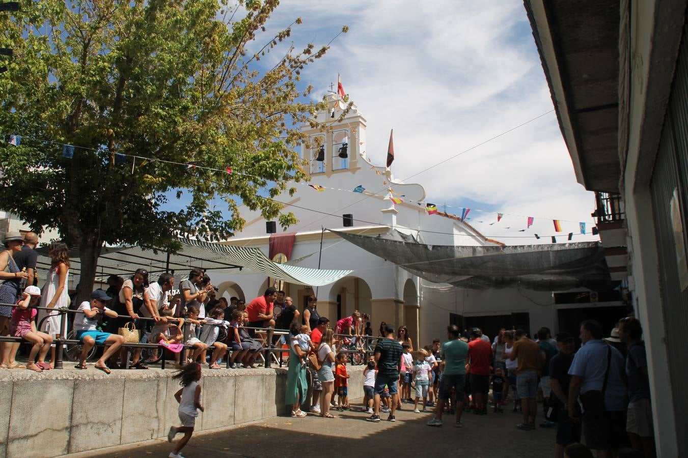 El barrio de Los Mártires ha vuelto a llenarse de fiesta, juegos y sabores típicos este fin de semana con la celebración de su tradicional 'Velá' que este año se ha vivido durante la noche del sábado y la mañana y primeras horas de la tarde del domingo.Los más pequeños del barrio callonco y de otros barrios de Jerez fueron protagonistas anoche con actividades como una exhibición de playbacks. El momento más especial fue la actuación del grupo jerezano 'Camerata Bolero' que, con un pedacito de su corazón musical prendido del Llano de Los Mártires donde ya ha deleitado con su música a sus paisanos en distintas ocasiones, anoche volvía a cantar al amor y a la vida, compartiendo la dicha de sus 25 años de andadura con sus más fieles seguidores. Con dos fantásticas voces femeninas como parte del grupo, María Jesús Méndez y María del Carmen Gordillo, Camerata Bolero esquivó la línea del tiempo con canciones eternas que solo entienden de sentimiento. El público regaló a sus componentes su aplauso y a su afecto.La ermita de los Santos Mártires ha sido testigo hoy domingo, con la luz del día, de la algarabía y la fiesta. El repique de sus campanas anunciaba por la mañana la celebración de la misa en acción de gracias, recordando la larga tradición de esta 'Velá', con más de 200 años de historia, y el singular desfile de gigantes y cabezudos invitaba a los niños y niñas a participar y a disfrutar de los juegos populares: carrera de cintas en bicicletas, carrera de sacos, el maratón callonco, y a divertirse también con distintas atracciones de agua y un cañón de espuma. La venta de los ricos dulces martileros y el servicio de barra atendido por los vecinos del barrio han puesto sabor a la celebración.