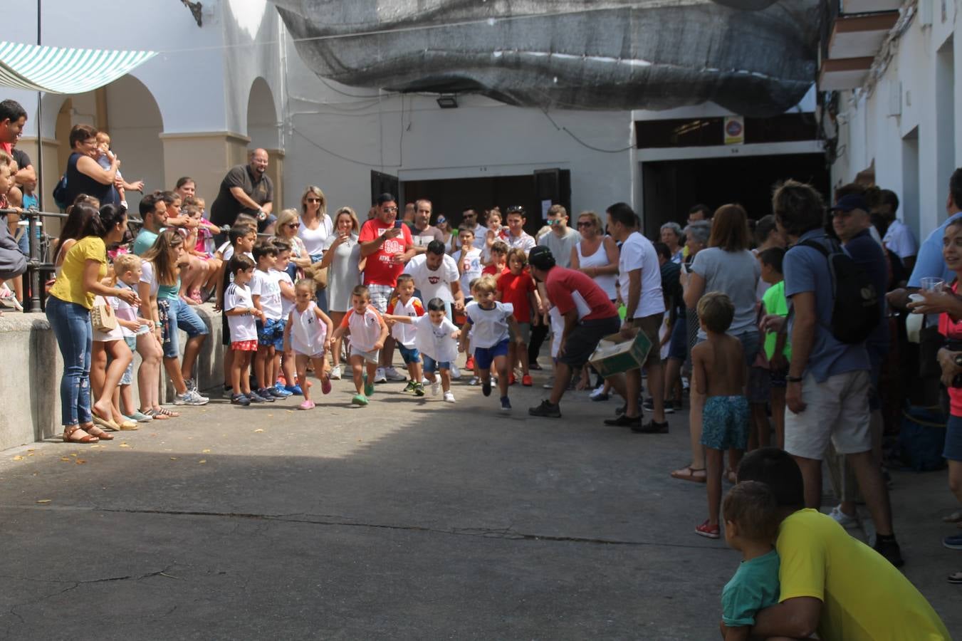 El barrio de Los Mártires ha vuelto a llenarse de fiesta, juegos y sabores típicos este fin de semana con la celebración de su tradicional 'Velá' que este año se ha vivido durante la noche del sábado y la mañana y primeras horas de la tarde del domingo.Los más pequeños del barrio callonco y de otros barrios de Jerez fueron protagonistas anoche con actividades como una exhibición de playbacks. El momento más especial fue la actuación del grupo jerezano 'Camerata Bolero' que, con un pedacito de su corazón musical prendido del Llano de Los Mártires donde ya ha deleitado con su música a sus paisanos en distintas ocasiones, anoche volvía a cantar al amor y a la vida, compartiendo la dicha de sus 25 años de andadura con sus más fieles seguidores. Con dos fantásticas voces femeninas como parte del grupo, María Jesús Méndez y María del Carmen Gordillo, Camerata Bolero esquivó la línea del tiempo con canciones eternas que solo entienden de sentimiento. El público regaló a sus componentes su aplauso y a su afecto.La ermita de los Santos Mártires ha sido testigo hoy domingo, con la luz del día, de la algarabía y la fiesta. El repique de sus campanas anunciaba por la mañana la celebración de la misa en acción de gracias, recordando la larga tradición de esta 'Velá', con más de 200 años de historia, y el singular desfile de gigantes y cabezudos invitaba a los niños y niñas a participar y a disfrutar de los juegos populares: carrera de cintas en bicicletas, carrera de sacos, el maratón callonco, y a divertirse también con distintas atracciones de agua y un cañón de espuma. La venta de los ricos dulces martileros y el servicio de barra atendido por los vecinos del barrio han puesto sabor a la celebración.