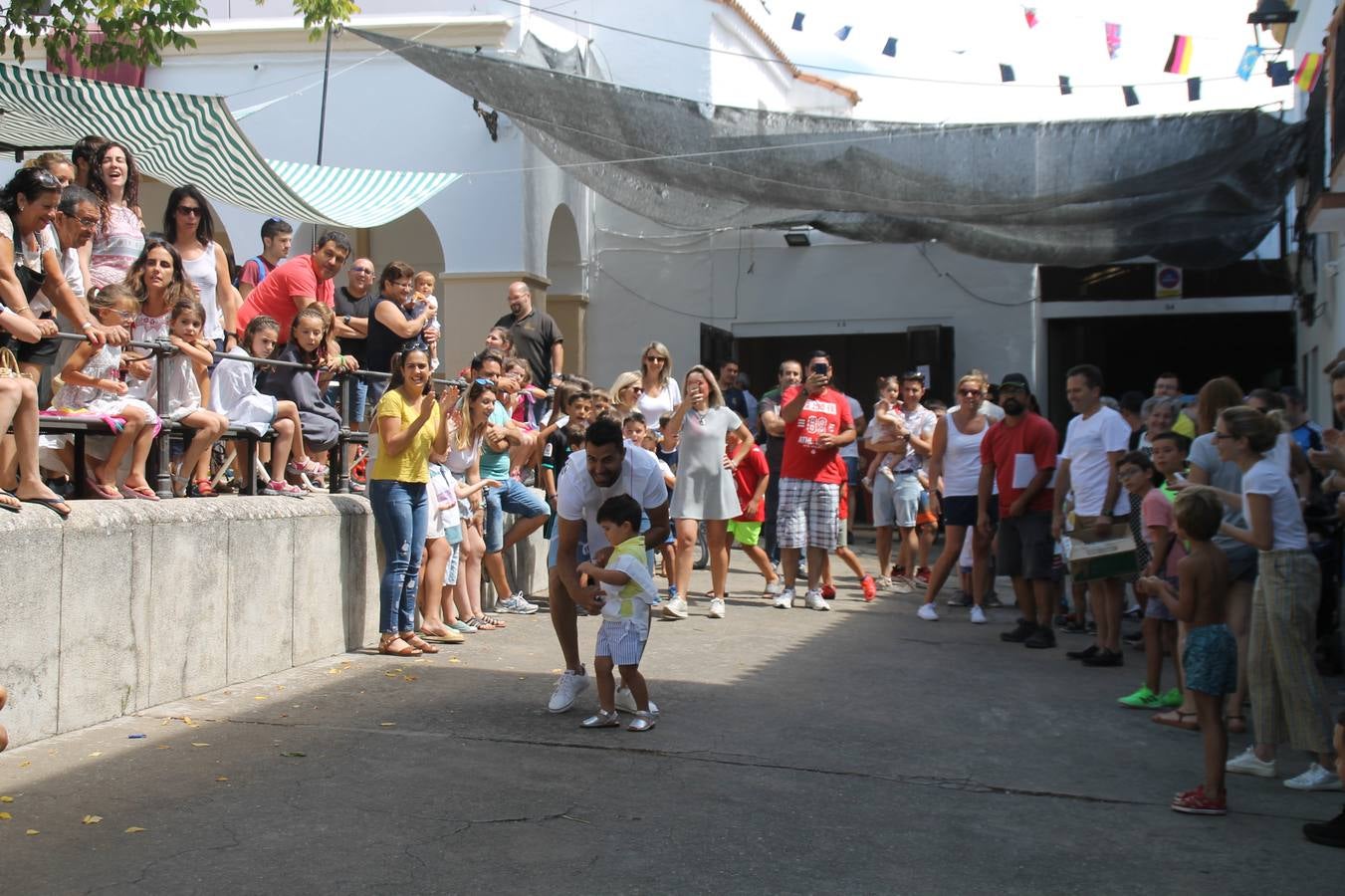 El barrio de Los Mártires ha vuelto a llenarse de fiesta, juegos y sabores típicos este fin de semana con la celebración de su tradicional 'Velá' que este año se ha vivido durante la noche del sábado y la mañana y primeras horas de la tarde del domingo.Los más pequeños del barrio callonco y de otros barrios de Jerez fueron protagonistas anoche con actividades como una exhibición de playbacks. El momento más especial fue la actuación del grupo jerezano 'Camerata Bolero' que, con un pedacito de su corazón musical prendido del Llano de Los Mártires donde ya ha deleitado con su música a sus paisanos en distintas ocasiones, anoche volvía a cantar al amor y a la vida, compartiendo la dicha de sus 25 años de andadura con sus más fieles seguidores. Con dos fantásticas voces femeninas como parte del grupo, María Jesús Méndez y María del Carmen Gordillo, Camerata Bolero esquivó la línea del tiempo con canciones eternas que solo entienden de sentimiento. El público regaló a sus componentes su aplauso y a su afecto.La ermita de los Santos Mártires ha sido testigo hoy domingo, con la luz del día, de la algarabía y la fiesta. El repique de sus campanas anunciaba por la mañana la celebración de la misa en acción de gracias, recordando la larga tradición de esta 'Velá', con más de 200 años de historia, y el singular desfile de gigantes y cabezudos invitaba a los niños y niñas a participar y a disfrutar de los juegos populares: carrera de cintas en bicicletas, carrera de sacos, el maratón callonco, y a divertirse también con distintas atracciones de agua y un cañón de espuma. La venta de los ricos dulces martileros y el servicio de barra atendido por los vecinos del barrio han puesto sabor a la celebración.