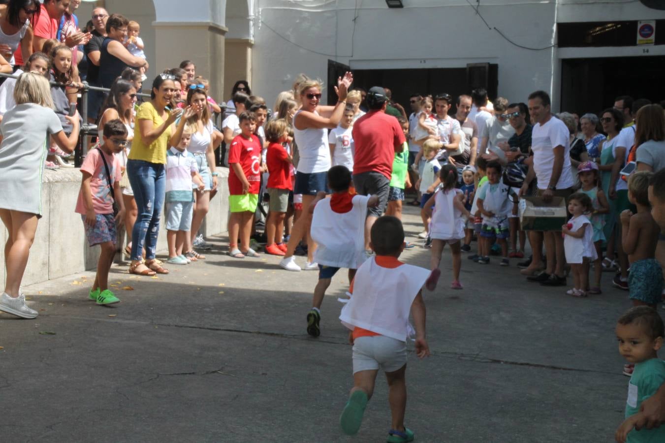 El barrio de Los Mártires ha vuelto a llenarse de fiesta, juegos y sabores típicos este fin de semana con la celebración de su tradicional 'Velá' que este año se ha vivido durante la noche del sábado y la mañana y primeras horas de la tarde del domingo.Los más pequeños del barrio callonco y de otros barrios de Jerez fueron protagonistas anoche con actividades como una exhibición de playbacks. El momento más especial fue la actuación del grupo jerezano 'Camerata Bolero' que, con un pedacito de su corazón musical prendido del Llano de Los Mártires donde ya ha deleitado con su música a sus paisanos en distintas ocasiones, anoche volvía a cantar al amor y a la vida, compartiendo la dicha de sus 25 años de andadura con sus más fieles seguidores. Con dos fantásticas voces femeninas como parte del grupo, María Jesús Méndez y María del Carmen Gordillo, Camerata Bolero esquivó la línea del tiempo con canciones eternas que solo entienden de sentimiento. El público regaló a sus componentes su aplauso y a su afecto.La ermita de los Santos Mártires ha sido testigo hoy domingo, con la luz del día, de la algarabía y la fiesta. El repique de sus campanas anunciaba por la mañana la celebración de la misa en acción de gracias, recordando la larga tradición de esta 'Velá', con más de 200 años de historia, y el singular desfile de gigantes y cabezudos invitaba a los niños y niñas a participar y a disfrutar de los juegos populares: carrera de cintas en bicicletas, carrera de sacos, el maratón callonco, y a divertirse también con distintas atracciones de agua y un cañón de espuma. La venta de los ricos dulces martileros y el servicio de barra atendido por los vecinos del barrio han puesto sabor a la celebración.