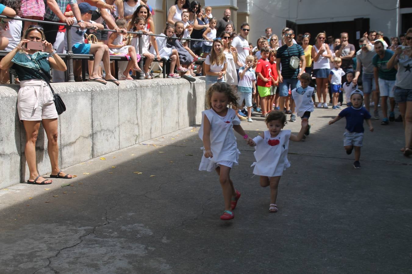 El barrio de Los Mártires ha vuelto a llenarse de fiesta, juegos y sabores típicos este fin de semana con la celebración de su tradicional 'Velá' que este año se ha vivido durante la noche del sábado y la mañana y primeras horas de la tarde del domingo.Los más pequeños del barrio callonco y de otros barrios de Jerez fueron protagonistas anoche con actividades como una exhibición de playbacks. El momento más especial fue la actuación del grupo jerezano 'Camerata Bolero' que, con un pedacito de su corazón musical prendido del Llano de Los Mártires donde ya ha deleitado con su música a sus paisanos en distintas ocasiones, anoche volvía a cantar al amor y a la vida, compartiendo la dicha de sus 25 años de andadura con sus más fieles seguidores. Con dos fantásticas voces femeninas como parte del grupo, María Jesús Méndez y María del Carmen Gordillo, Camerata Bolero esquivó la línea del tiempo con canciones eternas que solo entienden de sentimiento. El público regaló a sus componentes su aplauso y a su afecto.La ermita de los Santos Mártires ha sido testigo hoy domingo, con la luz del día, de la algarabía y la fiesta. El repique de sus campanas anunciaba por la mañana la celebración de la misa en acción de gracias, recordando la larga tradición de esta 'Velá', con más de 200 años de historia, y el singular desfile de gigantes y cabezudos invitaba a los niños y niñas a participar y a disfrutar de los juegos populares: carrera de cintas en bicicletas, carrera de sacos, el maratón callonco, y a divertirse también con distintas atracciones de agua y un cañón de espuma. La venta de los ricos dulces martileros y el servicio de barra atendido por los vecinos del barrio han puesto sabor a la celebración.