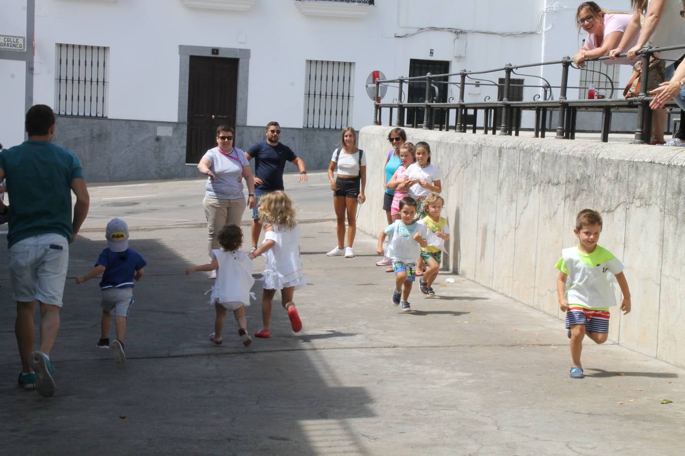 El barrio de Los Mártires ha vuelto a llenarse de fiesta, juegos y sabores típicos este fin de semana con la celebración de su tradicional 'Velá' que este año se ha vivido durante la noche del sábado y la mañana y primeras horas de la tarde del domingo.Los más pequeños del barrio callonco y de otros barrios de Jerez fueron protagonistas anoche con actividades como una exhibición de playbacks. El momento más especial fue la actuación del grupo jerezano 'Camerata Bolero' que, con un pedacito de su corazón musical prendido del Llano de Los Mártires donde ya ha deleitado con su música a sus paisanos en distintas ocasiones, anoche volvía a cantar al amor y a la vida, compartiendo la dicha de sus 25 años de andadura con sus más fieles seguidores. Con dos fantásticas voces femeninas como parte del grupo, María Jesús Méndez y María del Carmen Gordillo, Camerata Bolero esquivó la línea del tiempo con canciones eternas que solo entienden de sentimiento. El público regaló a sus componentes su aplauso y a su afecto.La ermita de los Santos Mártires ha sido testigo hoy domingo, con la luz del día, de la algarabía y la fiesta. El repique de sus campanas anunciaba por la mañana la celebración de la misa en acción de gracias, recordando la larga tradición de esta 'Velá', con más de 200 años de historia, y el singular desfile de gigantes y cabezudos invitaba a los niños y niñas a participar y a disfrutar de los juegos populares: carrera de cintas en bicicletas, carrera de sacos, el maratón callonco, y a divertirse también con distintas atracciones de agua y un cañón de espuma. La venta de los ricos dulces martileros y el servicio de barra atendido por los vecinos del barrio han puesto sabor a la celebración.