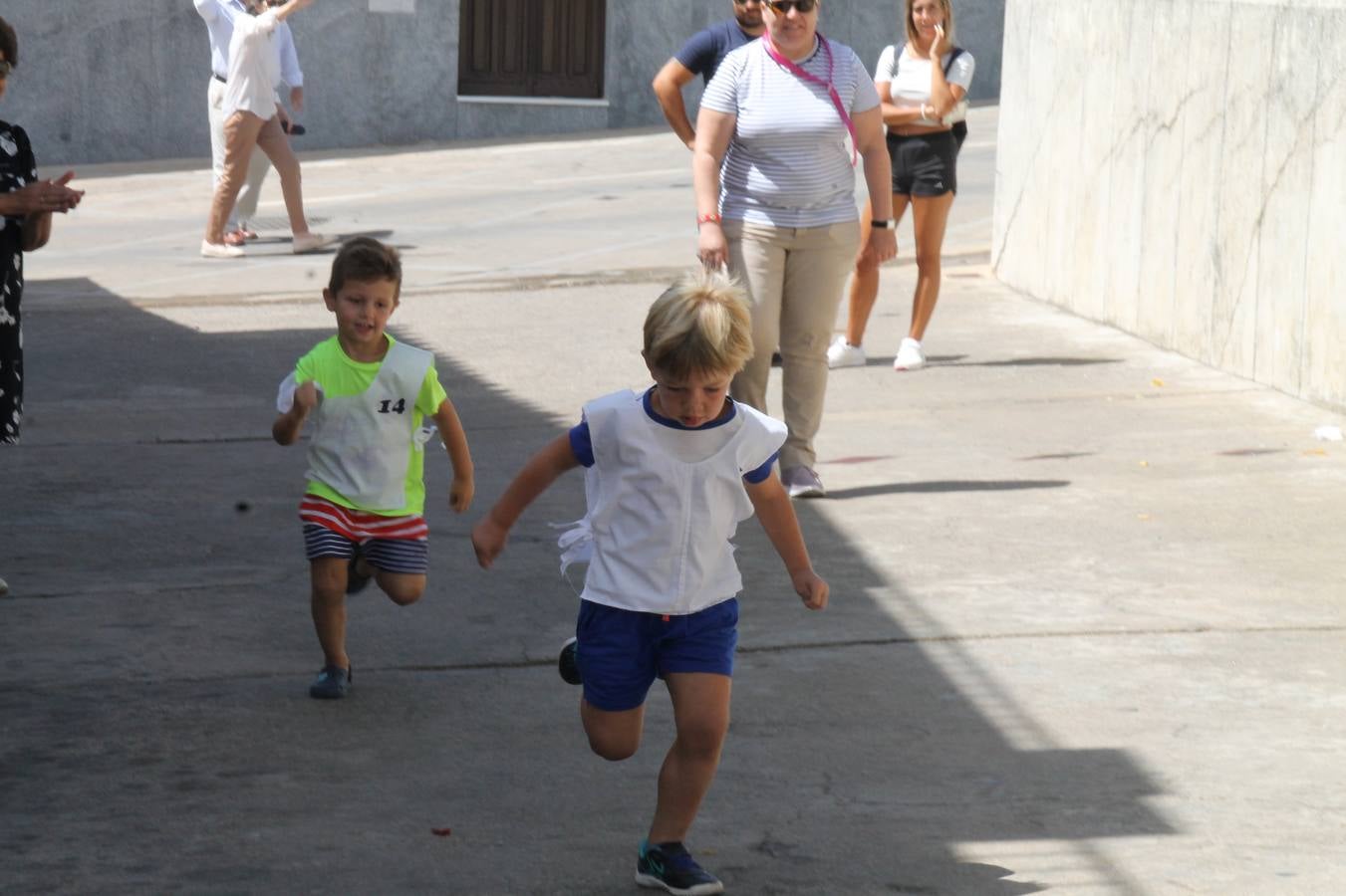 El barrio de Los Mártires ha vuelto a llenarse de fiesta, juegos y sabores típicos este fin de semana con la celebración de su tradicional 'Velá' que este año se ha vivido durante la noche del sábado y la mañana y primeras horas de la tarde del domingo.Los más pequeños del barrio callonco y de otros barrios de Jerez fueron protagonistas anoche con actividades como una exhibición de playbacks. El momento más especial fue la actuación del grupo jerezano 'Camerata Bolero' que, con un pedacito de su corazón musical prendido del Llano de Los Mártires donde ya ha deleitado con su música a sus paisanos en distintas ocasiones, anoche volvía a cantar al amor y a la vida, compartiendo la dicha de sus 25 años de andadura con sus más fieles seguidores. Con dos fantásticas voces femeninas como parte del grupo, María Jesús Méndez y María del Carmen Gordillo, Camerata Bolero esquivó la línea del tiempo con canciones eternas que solo entienden de sentimiento. El público regaló a sus componentes su aplauso y a su afecto.La ermita de los Santos Mártires ha sido testigo hoy domingo, con la luz del día, de la algarabía y la fiesta. El repique de sus campanas anunciaba por la mañana la celebración de la misa en acción de gracias, recordando la larga tradición de esta 'Velá', con más de 200 años de historia, y el singular desfile de gigantes y cabezudos invitaba a los niños y niñas a participar y a disfrutar de los juegos populares: carrera de cintas en bicicletas, carrera de sacos, el maratón callonco, y a divertirse también con distintas atracciones de agua y un cañón de espuma. La venta de los ricos dulces martileros y el servicio de barra atendido por los vecinos del barrio han puesto sabor a la celebración.