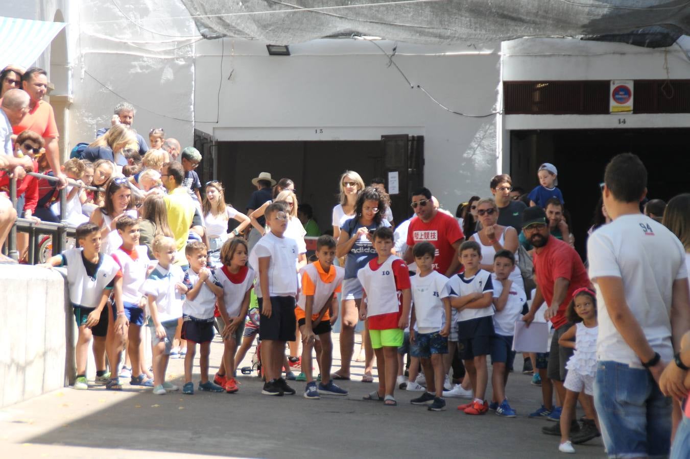 El barrio de Los Mártires ha vuelto a llenarse de fiesta, juegos y sabores típicos este fin de semana con la celebración de su tradicional 'Velá' que este año se ha vivido durante la noche del sábado y la mañana y primeras horas de la tarde del domingo.Los más pequeños del barrio callonco y de otros barrios de Jerez fueron protagonistas anoche con actividades como una exhibición de playbacks. El momento más especial fue la actuación del grupo jerezano 'Camerata Bolero' que, con un pedacito de su corazón musical prendido del Llano de Los Mártires donde ya ha deleitado con su música a sus paisanos en distintas ocasiones, anoche volvía a cantar al amor y a la vida, compartiendo la dicha de sus 25 años de andadura con sus más fieles seguidores. Con dos fantásticas voces femeninas como parte del grupo, María Jesús Méndez y María del Carmen Gordillo, Camerata Bolero esquivó la línea del tiempo con canciones eternas que solo entienden de sentimiento. El público regaló a sus componentes su aplauso y a su afecto.La ermita de los Santos Mártires ha sido testigo hoy domingo, con la luz del día, de la algarabía y la fiesta. El repique de sus campanas anunciaba por la mañana la celebración de la misa en acción de gracias, recordando la larga tradición de esta 'Velá', con más de 200 años de historia, y el singular desfile de gigantes y cabezudos invitaba a los niños y niñas a participar y a disfrutar de los juegos populares: carrera de cintas en bicicletas, carrera de sacos, el maratón callonco, y a divertirse también con distintas atracciones de agua y un cañón de espuma. La venta de los ricos dulces martileros y el servicio de barra atendido por los vecinos del barrio han puesto sabor a la celebración.