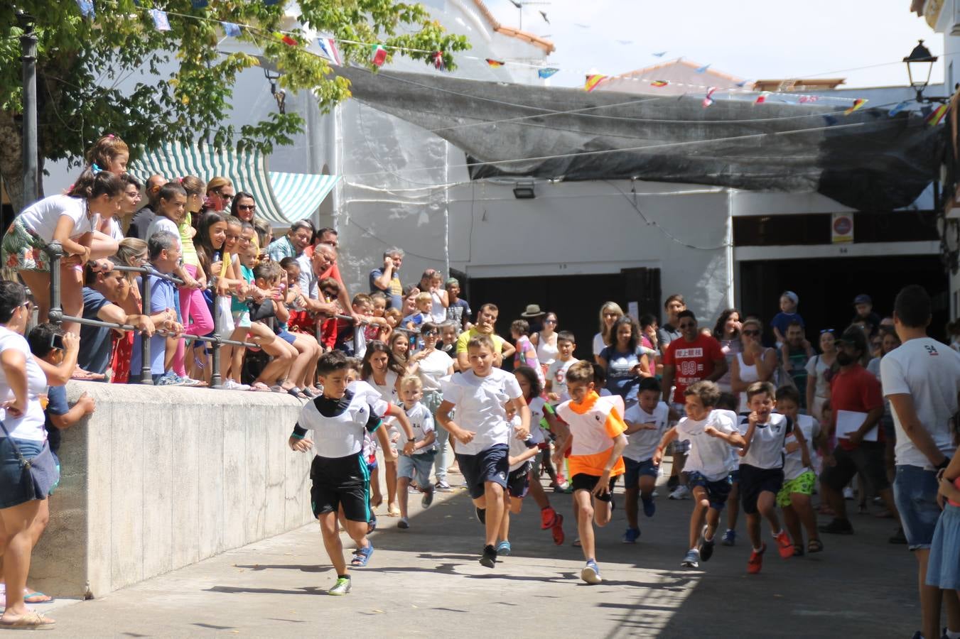 El barrio de Los Mártires ha vuelto a llenarse de fiesta, juegos y sabores típicos este fin de semana con la celebración de su tradicional 'Velá' que este año se ha vivido durante la noche del sábado y la mañana y primeras horas de la tarde del domingo.Los más pequeños del barrio callonco y de otros barrios de Jerez fueron protagonistas anoche con actividades como una exhibición de playbacks. El momento más especial fue la actuación del grupo jerezano 'Camerata Bolero' que, con un pedacito de su corazón musical prendido del Llano de Los Mártires donde ya ha deleitado con su música a sus paisanos en distintas ocasiones, anoche volvía a cantar al amor y a la vida, compartiendo la dicha de sus 25 años de andadura con sus más fieles seguidores. Con dos fantásticas voces femeninas como parte del grupo, María Jesús Méndez y María del Carmen Gordillo, Camerata Bolero esquivó la línea del tiempo con canciones eternas que solo entienden de sentimiento. El público regaló a sus componentes su aplauso y a su afecto.La ermita de los Santos Mártires ha sido testigo hoy domingo, con la luz del día, de la algarabía y la fiesta. El repique de sus campanas anunciaba por la mañana la celebración de la misa en acción de gracias, recordando la larga tradición de esta 'Velá', con más de 200 años de historia, y el singular desfile de gigantes y cabezudos invitaba a los niños y niñas a participar y a disfrutar de los juegos populares: carrera de cintas en bicicletas, carrera de sacos, el maratón callonco, y a divertirse también con distintas atracciones de agua y un cañón de espuma. La venta de los ricos dulces martileros y el servicio de barra atendido por los vecinos del barrio han puesto sabor a la celebración.
