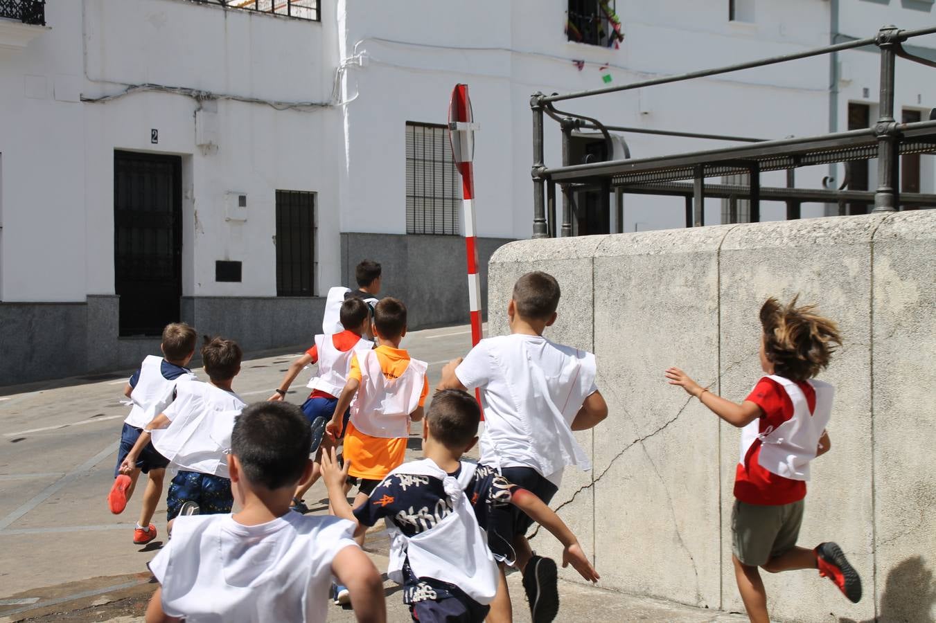 El barrio de Los Mártires ha vuelto a llenarse de fiesta, juegos y sabores típicos este fin de semana con la celebración de su tradicional 'Velá' que este año se ha vivido durante la noche del sábado y la mañana y primeras horas de la tarde del domingo.Los más pequeños del barrio callonco y de otros barrios de Jerez fueron protagonistas anoche con actividades como una exhibición de playbacks. El momento más especial fue la actuación del grupo jerezano 'Camerata Bolero' que, con un pedacito de su corazón musical prendido del Llano de Los Mártires donde ya ha deleitado con su música a sus paisanos en distintas ocasiones, anoche volvía a cantar al amor y a la vida, compartiendo la dicha de sus 25 años de andadura con sus más fieles seguidores. Con dos fantásticas voces femeninas como parte del grupo, María Jesús Méndez y María del Carmen Gordillo, Camerata Bolero esquivó la línea del tiempo con canciones eternas que solo entienden de sentimiento. El público regaló a sus componentes su aplauso y a su afecto.La ermita de los Santos Mártires ha sido testigo hoy domingo, con la luz del día, de la algarabía y la fiesta. El repique de sus campanas anunciaba por la mañana la celebración de la misa en acción de gracias, recordando la larga tradición de esta 'Velá', con más de 200 años de historia, y el singular desfile de gigantes y cabezudos invitaba a los niños y niñas a participar y a disfrutar de los juegos populares: carrera de cintas en bicicletas, carrera de sacos, el maratón callonco, y a divertirse también con distintas atracciones de agua y un cañón de espuma. La venta de los ricos dulces martileros y el servicio de barra atendido por los vecinos del barrio han puesto sabor a la celebración.