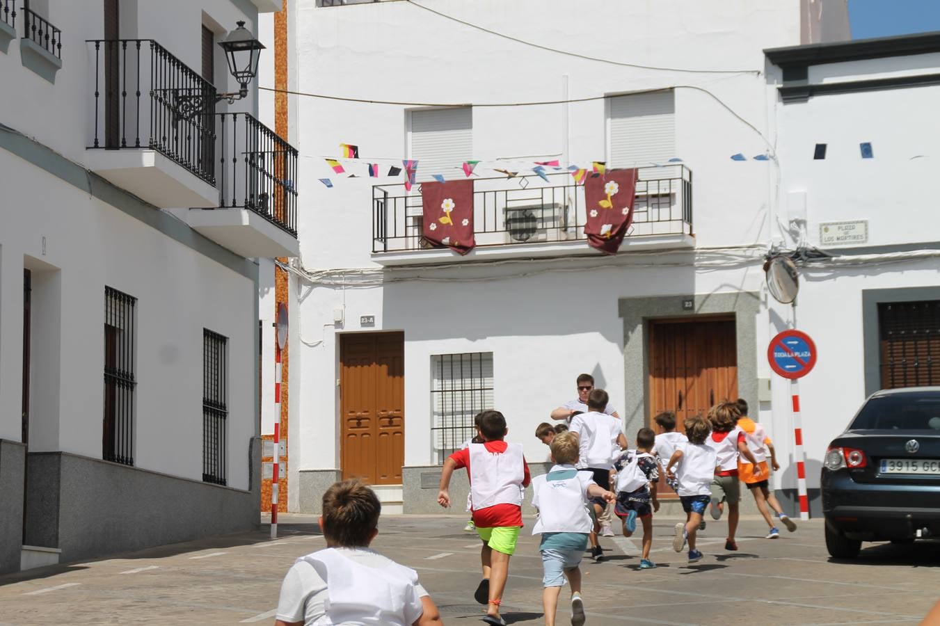 El barrio de Los Mártires ha vuelto a llenarse de fiesta, juegos y sabores típicos este fin de semana con la celebración de su tradicional 'Velá' que este año se ha vivido durante la noche del sábado y la mañana y primeras horas de la tarde del domingo.Los más pequeños del barrio callonco y de otros barrios de Jerez fueron protagonistas anoche con actividades como una exhibición de playbacks. El momento más especial fue la actuación del grupo jerezano 'Camerata Bolero' que, con un pedacito de su corazón musical prendido del Llano de Los Mártires donde ya ha deleitado con su música a sus paisanos en distintas ocasiones, anoche volvía a cantar al amor y a la vida, compartiendo la dicha de sus 25 años de andadura con sus más fieles seguidores. Con dos fantásticas voces femeninas como parte del grupo, María Jesús Méndez y María del Carmen Gordillo, Camerata Bolero esquivó la línea del tiempo con canciones eternas que solo entienden de sentimiento. El público regaló a sus componentes su aplauso y a su afecto.La ermita de los Santos Mártires ha sido testigo hoy domingo, con la luz del día, de la algarabía y la fiesta. El repique de sus campanas anunciaba por la mañana la celebración de la misa en acción de gracias, recordando la larga tradición de esta 'Velá', con más de 200 años de historia, y el singular desfile de gigantes y cabezudos invitaba a los niños y niñas a participar y a disfrutar de los juegos populares: carrera de cintas en bicicletas, carrera de sacos, el maratón callonco, y a divertirse también con distintas atracciones de agua y un cañón de espuma. La venta de los ricos dulces martileros y el servicio de barra atendido por los vecinos del barrio han puesto sabor a la celebración.
