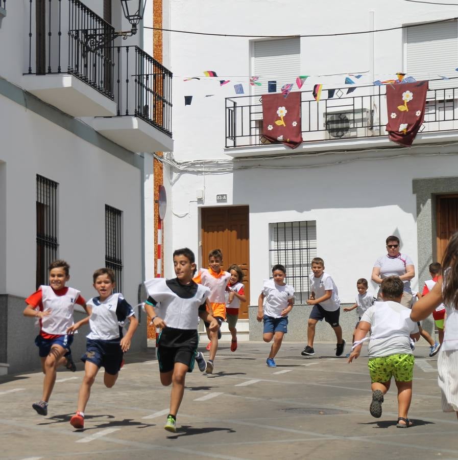 El barrio de Los Mártires ha vuelto a llenarse de fiesta, juegos y sabores típicos este fin de semana con la celebración de su tradicional 'Velá' que este año se ha vivido durante la noche del sábado y la mañana y primeras horas de la tarde del domingo.Los más pequeños del barrio callonco y de otros barrios de Jerez fueron protagonistas anoche con actividades como una exhibición de playbacks. El momento más especial fue la actuación del grupo jerezano 'Camerata Bolero' que, con un pedacito de su corazón musical prendido del Llano de Los Mártires donde ya ha deleitado con su música a sus paisanos en distintas ocasiones, anoche volvía a cantar al amor y a la vida, compartiendo la dicha de sus 25 años de andadura con sus más fieles seguidores. Con dos fantásticas voces femeninas como parte del grupo, María Jesús Méndez y María del Carmen Gordillo, Camerata Bolero esquivó la línea del tiempo con canciones eternas que solo entienden de sentimiento. El público regaló a sus componentes su aplauso y a su afecto.La ermita de los Santos Mártires ha sido testigo hoy domingo, con la luz del día, de la algarabía y la fiesta. El repique de sus campanas anunciaba por la mañana la celebración de la misa en acción de gracias, recordando la larga tradición de esta 'Velá', con más de 200 años de historia, y el singular desfile de gigantes y cabezudos invitaba a los niños y niñas a participar y a disfrutar de los juegos populares: carrera de cintas en bicicletas, carrera de sacos, el maratón callonco, y a divertirse también con distintas atracciones de agua y un cañón de espuma. La venta de los ricos dulces martileros y el servicio de barra atendido por los vecinos del barrio han puesto sabor a la celebración.
