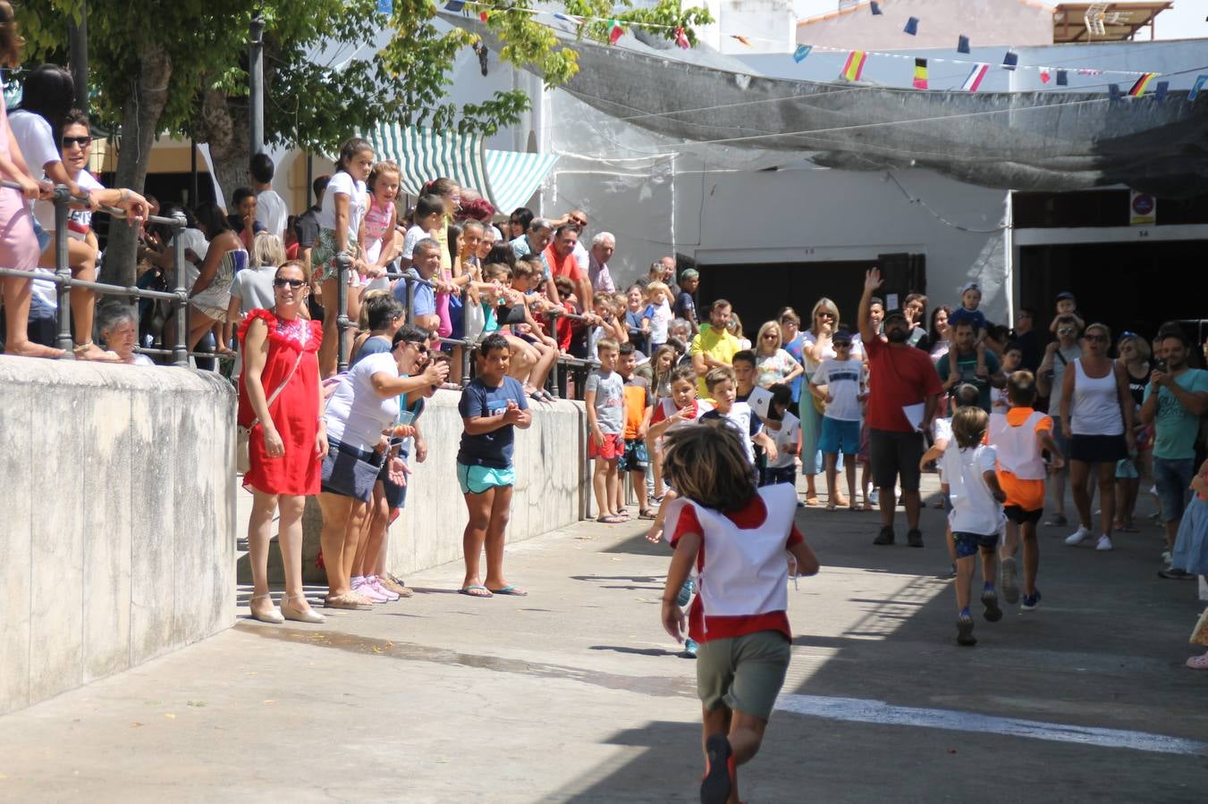 El barrio de Los Mártires ha vuelto a llenarse de fiesta, juegos y sabores típicos este fin de semana con la celebración de su tradicional 'Velá' que este año se ha vivido durante la noche del sábado y la mañana y primeras horas de la tarde del domingo.Los más pequeños del barrio callonco y de otros barrios de Jerez fueron protagonistas anoche con actividades como una exhibición de playbacks. El momento más especial fue la actuación del grupo jerezano 'Camerata Bolero' que, con un pedacito de su corazón musical prendido del Llano de Los Mártires donde ya ha deleitado con su música a sus paisanos en distintas ocasiones, anoche volvía a cantar al amor y a la vida, compartiendo la dicha de sus 25 años de andadura con sus más fieles seguidores. Con dos fantásticas voces femeninas como parte del grupo, María Jesús Méndez y María del Carmen Gordillo, Camerata Bolero esquivó la línea del tiempo con canciones eternas que solo entienden de sentimiento. El público regaló a sus componentes su aplauso y a su afecto.La ermita de los Santos Mártires ha sido testigo hoy domingo, con la luz del día, de la algarabía y la fiesta. El repique de sus campanas anunciaba por la mañana la celebración de la misa en acción de gracias, recordando la larga tradición de esta 'Velá', con más de 200 años de historia, y el singular desfile de gigantes y cabezudos invitaba a los niños y niñas a participar y a disfrutar de los juegos populares: carrera de cintas en bicicletas, carrera de sacos, el maratón callonco, y a divertirse también con distintas atracciones de agua y un cañón de espuma. La venta de los ricos dulces martileros y el servicio de barra atendido por los vecinos del barrio han puesto sabor a la celebración.