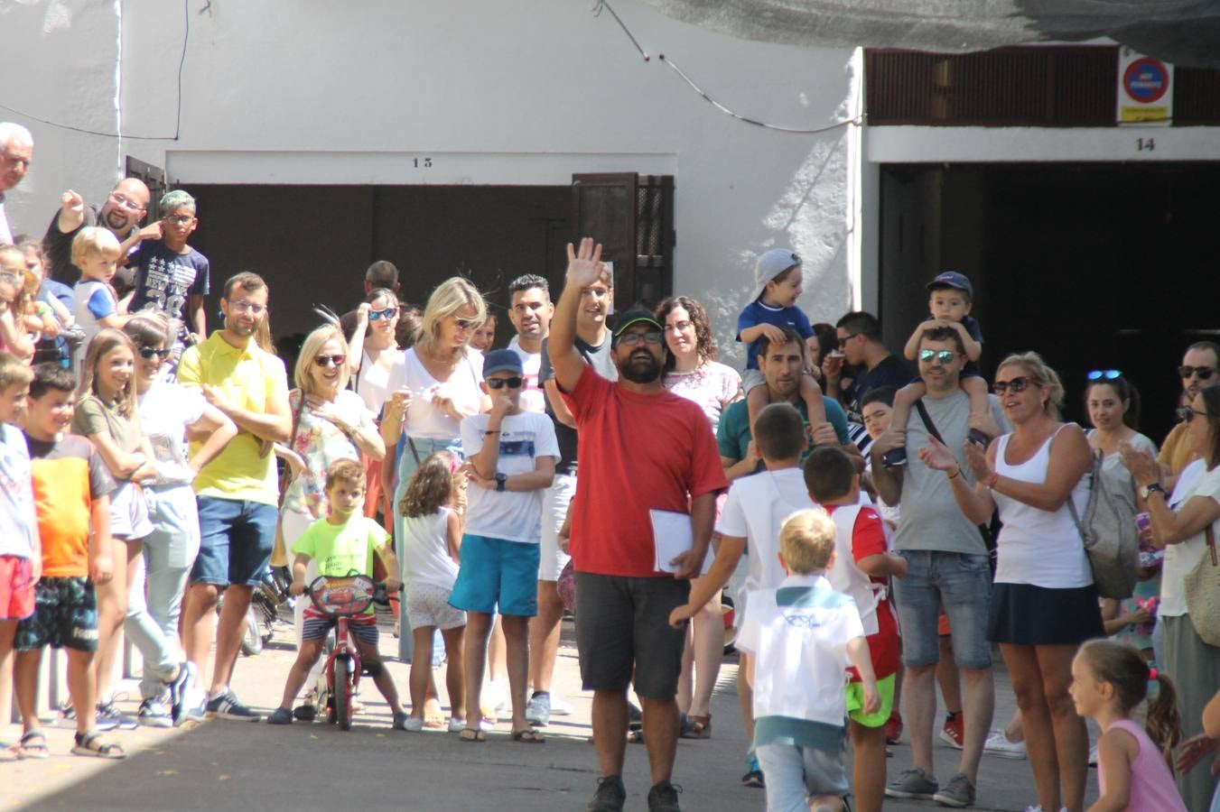 El barrio de Los Mártires ha vuelto a llenarse de fiesta, juegos y sabores típicos este fin de semana con la celebración de su tradicional 'Velá' que este año se ha vivido durante la noche del sábado y la mañana y primeras horas de la tarde del domingo.Los más pequeños del barrio callonco y de otros barrios de Jerez fueron protagonistas anoche con actividades como una exhibición de playbacks. El momento más especial fue la actuación del grupo jerezano 'Camerata Bolero' que, con un pedacito de su corazón musical prendido del Llano de Los Mártires donde ya ha deleitado con su música a sus paisanos en distintas ocasiones, anoche volvía a cantar al amor y a la vida, compartiendo la dicha de sus 25 años de andadura con sus más fieles seguidores. Con dos fantásticas voces femeninas como parte del grupo, María Jesús Méndez y María del Carmen Gordillo, Camerata Bolero esquivó la línea del tiempo con canciones eternas que solo entienden de sentimiento. El público regaló a sus componentes su aplauso y a su afecto.La ermita de los Santos Mártires ha sido testigo hoy domingo, con la luz del día, de la algarabía y la fiesta. El repique de sus campanas anunciaba por la mañana la celebración de la misa en acción de gracias, recordando la larga tradición de esta 'Velá', con más de 200 años de historia, y el singular desfile de gigantes y cabezudos invitaba a los niños y niñas a participar y a disfrutar de los juegos populares: carrera de cintas en bicicletas, carrera de sacos, el maratón callonco, y a divertirse también con distintas atracciones de agua y un cañón de espuma. La venta de los ricos dulces martileros y el servicio de barra atendido por los vecinos del barrio han puesto sabor a la celebración.