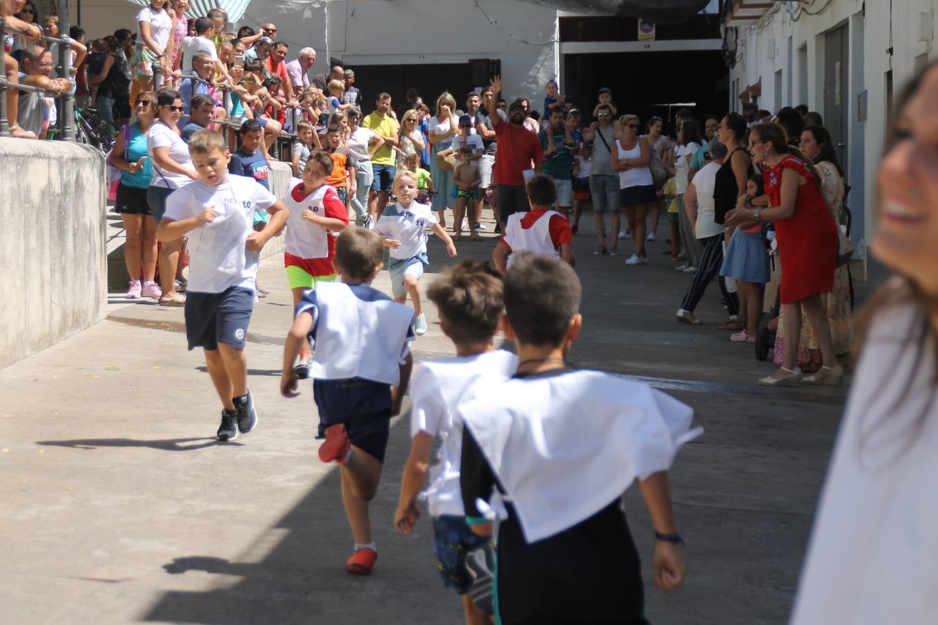 El barrio de Los Mártires ha vuelto a llenarse de fiesta, juegos y sabores típicos este fin de semana con la celebración de su tradicional 'Velá' que este año se ha vivido durante la noche del sábado y la mañana y primeras horas de la tarde del domingo.Los más pequeños del barrio callonco y de otros barrios de Jerez fueron protagonistas anoche con actividades como una exhibición de playbacks. El momento más especial fue la actuación del grupo jerezano 'Camerata Bolero' que, con un pedacito de su corazón musical prendido del Llano de Los Mártires donde ya ha deleitado con su música a sus paisanos en distintas ocasiones, anoche volvía a cantar al amor y a la vida, compartiendo la dicha de sus 25 años de andadura con sus más fieles seguidores. Con dos fantásticas voces femeninas como parte del grupo, María Jesús Méndez y María del Carmen Gordillo, Camerata Bolero esquivó la línea del tiempo con canciones eternas que solo entienden de sentimiento. El público regaló a sus componentes su aplauso y a su afecto.La ermita de los Santos Mártires ha sido testigo hoy domingo, con la luz del día, de la algarabía y la fiesta. El repique de sus campanas anunciaba por la mañana la celebración de la misa en acción de gracias, recordando la larga tradición de esta 'Velá', con más de 200 años de historia, y el singular desfile de gigantes y cabezudos invitaba a los niños y niñas a participar y a disfrutar de los juegos populares: carrera de cintas en bicicletas, carrera de sacos, el maratón callonco, y a divertirse también con distintas atracciones de agua y un cañón de espuma. La venta de los ricos dulces martileros y el servicio de barra atendido por los vecinos del barrio han puesto sabor a la celebración.