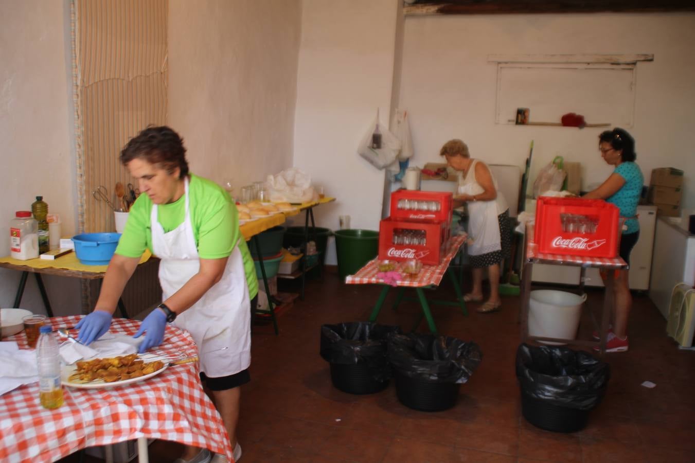 El barrio de Los Mártires ha vuelto a llenarse de fiesta, juegos y sabores típicos este fin de semana con la celebración de su tradicional 'Velá' que este año se ha vivido durante la noche del sábado y la mañana y primeras horas de la tarde del domingo.Los más pequeños del barrio callonco y de otros barrios de Jerez fueron protagonistas anoche con actividades como una exhibición de playbacks. El momento más especial fue la actuación del grupo jerezano 'Camerata Bolero' que, con un pedacito de su corazón musical prendido del Llano de Los Mártires donde ya ha deleitado con su música a sus paisanos en distintas ocasiones, anoche volvía a cantar al amor y a la vida, compartiendo la dicha de sus 25 años de andadura con sus más fieles seguidores. Con dos fantásticas voces femeninas como parte del grupo, María Jesús Méndez y María del Carmen Gordillo, Camerata Bolero esquivó la línea del tiempo con canciones eternas que solo entienden de sentimiento. El público regaló a sus componentes su aplauso y a su afecto.La ermita de los Santos Mártires ha sido testigo hoy domingo, con la luz del día, de la algarabía y la fiesta. El repique de sus campanas anunciaba por la mañana la celebración de la misa en acción de gracias, recordando la larga tradición de esta 'Velá', con más de 200 años de historia, y el singular desfile de gigantes y cabezudos invitaba a los niños y niñas a participar y a disfrutar de los juegos populares: carrera de cintas en bicicletas, carrera de sacos, el maratón callonco, y a divertirse también con distintas atracciones de agua y un cañón de espuma. La venta de los ricos dulces martileros y el servicio de barra atendido por los vecinos del barrio han puesto sabor a la celebración.