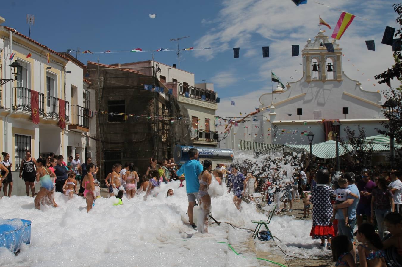 El barrio de Los Mártires ha vuelto a llenarse de fiesta, juegos y sabores típicos este fin de semana con la celebración de su tradicional 'Velá' que este año se ha vivido durante la noche del sábado y la mañana y primeras horas de la tarde del domingo.Los más pequeños del barrio callonco y de otros barrios de Jerez fueron protagonistas anoche con actividades como una exhibición de playbacks. El momento más especial fue la actuación del grupo jerezano 'Camerata Bolero' que, con un pedacito de su corazón musical prendido del Llano de Los Mártires donde ya ha deleitado con su música a sus paisanos en distintas ocasiones, anoche volvía a cantar al amor y a la vida, compartiendo la dicha de sus 25 años de andadura con sus más fieles seguidores. Con dos fantásticas voces femeninas como parte del grupo, María Jesús Méndez y María del Carmen Gordillo, Camerata Bolero esquivó la línea del tiempo con canciones eternas que solo entienden de sentimiento. El público regaló a sus componentes su aplauso y a su afecto.La ermita de los Santos Mártires ha sido testigo hoy domingo, con la luz del día, de la algarabía y la fiesta. El repique de sus campanas anunciaba por la mañana la celebración de la misa en acción de gracias, recordando la larga tradición de esta 'Velá', con más de 200 años de historia, y el singular desfile de gigantes y cabezudos invitaba a los niños y niñas a participar y a disfrutar de los juegos populares: carrera de cintas en bicicletas, carrera de sacos, el maratón callonco, y a divertirse también con distintas atracciones de agua y un cañón de espuma. La venta de los ricos dulces martileros y el servicio de barra atendido por los vecinos del barrio han puesto sabor a la celebración.