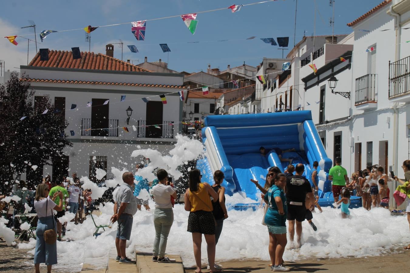 El barrio de Los Mártires ha vuelto a llenarse de fiesta, juegos y sabores típicos este fin de semana con la celebración de su tradicional 'Velá' que este año se ha vivido durante la noche del sábado y la mañana y primeras horas de la tarde del domingo.Los más pequeños del barrio callonco y de otros barrios de Jerez fueron protagonistas anoche con actividades como una exhibición de playbacks. El momento más especial fue la actuación del grupo jerezano 'Camerata Bolero' que, con un pedacito de su corazón musical prendido del Llano de Los Mártires donde ya ha deleitado con su música a sus paisanos en distintas ocasiones, anoche volvía a cantar al amor y a la vida, compartiendo la dicha de sus 25 años de andadura con sus más fieles seguidores. Con dos fantásticas voces femeninas como parte del grupo, María Jesús Méndez y María del Carmen Gordillo, Camerata Bolero esquivó la línea del tiempo con canciones eternas que solo entienden de sentimiento. El público regaló a sus componentes su aplauso y a su afecto.La ermita de los Santos Mártires ha sido testigo hoy domingo, con la luz del día, de la algarabía y la fiesta. El repique de sus campanas anunciaba por la mañana la celebración de la misa en acción de gracias, recordando la larga tradición de esta 'Velá', con más de 200 años de historia, y el singular desfile de gigantes y cabezudos invitaba a los niños y niñas a participar y a disfrutar de los juegos populares: carrera de cintas en bicicletas, carrera de sacos, el maratón callonco, y a divertirse también con distintas atracciones de agua y un cañón de espuma. La venta de los ricos dulces martileros y el servicio de barra atendido por los vecinos del barrio han puesto sabor a la celebración.