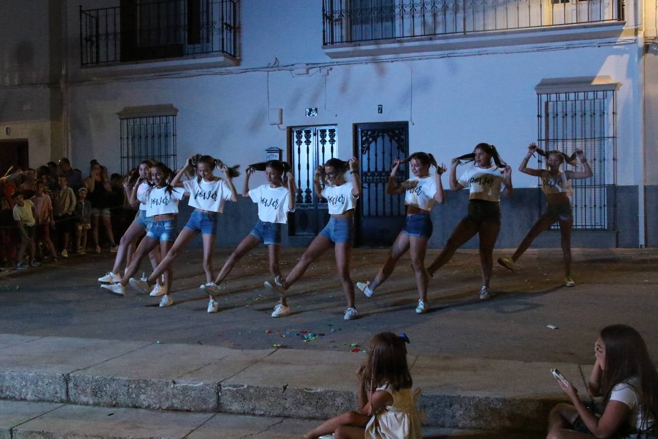 El barrio de Los Mártires ha vuelto a llenarse de fiesta, juegos y sabores típicos este fin de semana con la celebración de su tradicional 'Velá' que este año se ha vivido durante la noche del sábado y la mañana y primeras horas de la tarde del domingo.Los más pequeños del barrio callonco y de otros barrios de Jerez fueron protagonistas anoche con actividades como una exhibición de playbacks. El momento más especial fue la actuación del grupo jerezano 'Camerata Bolero' que, con un pedacito de su corazón musical prendido del Llano de Los Mártires donde ya ha deleitado con su música a sus paisanos en distintas ocasiones, anoche volvía a cantar al amor y a la vida, compartiendo la dicha de sus 25 años de andadura con sus más fieles seguidores. Con dos fantásticas voces femeninas como parte del grupo, María Jesús Méndez y María del Carmen Gordillo, Camerata Bolero esquivó la línea del tiempo con canciones eternas que solo entienden de sentimiento. El público regaló a sus componentes su aplauso y a su afecto.La ermita de los Santos Mártires ha sido testigo hoy domingo, con la luz del día, de la algarabía y la fiesta. El repique de sus campanas anunciaba por la mañana la celebración de la misa en acción de gracias, recordando la larga tradición de esta 'Velá', con más de 200 años de historia, y el singular desfile de gigantes y cabezudos invitaba a los niños y niñas a participar y a disfrutar de los juegos populares: carrera de cintas en bicicletas, carrera de sacos, el maratón callonco, y a divertirse también con distintas atracciones de agua y un cañón de espuma. La venta de los ricos dulces martileros y el servicio de barra atendido por los vecinos del barrio han puesto sabor a la celebración.
