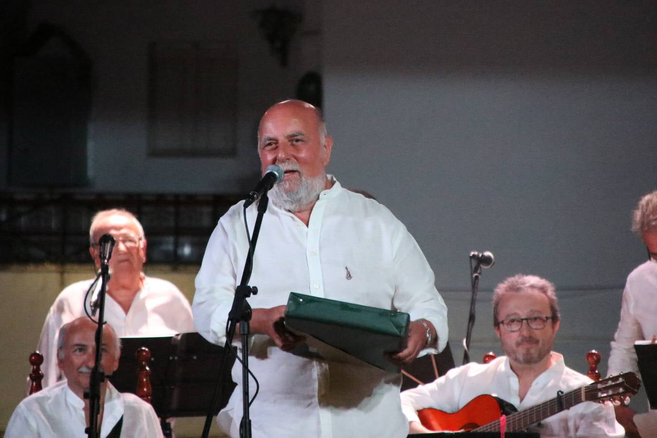 El barrio de Los Mártires ha vuelto a llenarse de fiesta, juegos y sabores típicos este fin de semana con la celebración de su tradicional 'Velá' que este año se ha vivido durante la noche del sábado y la mañana y primeras horas de la tarde del domingo.Los más pequeños del barrio callonco y de otros barrios de Jerez fueron protagonistas anoche con actividades como una exhibición de playbacks. El momento más especial fue la actuación del grupo jerezano 'Camerata Bolero' que, con un pedacito de su corazón musical prendido del Llano de Los Mártires donde ya ha deleitado con su música a sus paisanos en distintas ocasiones, anoche volvía a cantar al amor y a la vida, compartiendo la dicha de sus 25 años de andadura con sus más fieles seguidores. Con dos fantásticas voces femeninas como parte del grupo, María Jesús Méndez y María del Carmen Gordillo, Camerata Bolero esquivó la línea del tiempo con canciones eternas que solo entienden de sentimiento. El público regaló a sus componentes su aplauso y a su afecto.La ermita de los Santos Mártires ha sido testigo hoy domingo, con la luz del día, de la algarabía y la fiesta. El repique de sus campanas anunciaba por la mañana la celebración de la misa en acción de gracias, recordando la larga tradición de esta 'Velá', con más de 200 años de historia, y el singular desfile de gigantes y cabezudos invitaba a los niños y niñas a participar y a disfrutar de los juegos populares: carrera de cintas en bicicletas, carrera de sacos, el maratón callonco, y a divertirse también con distintas atracciones de agua y un cañón de espuma. La venta de los ricos dulces martileros y el servicio de barra atendido por los vecinos del barrio han puesto sabor a la celebración.