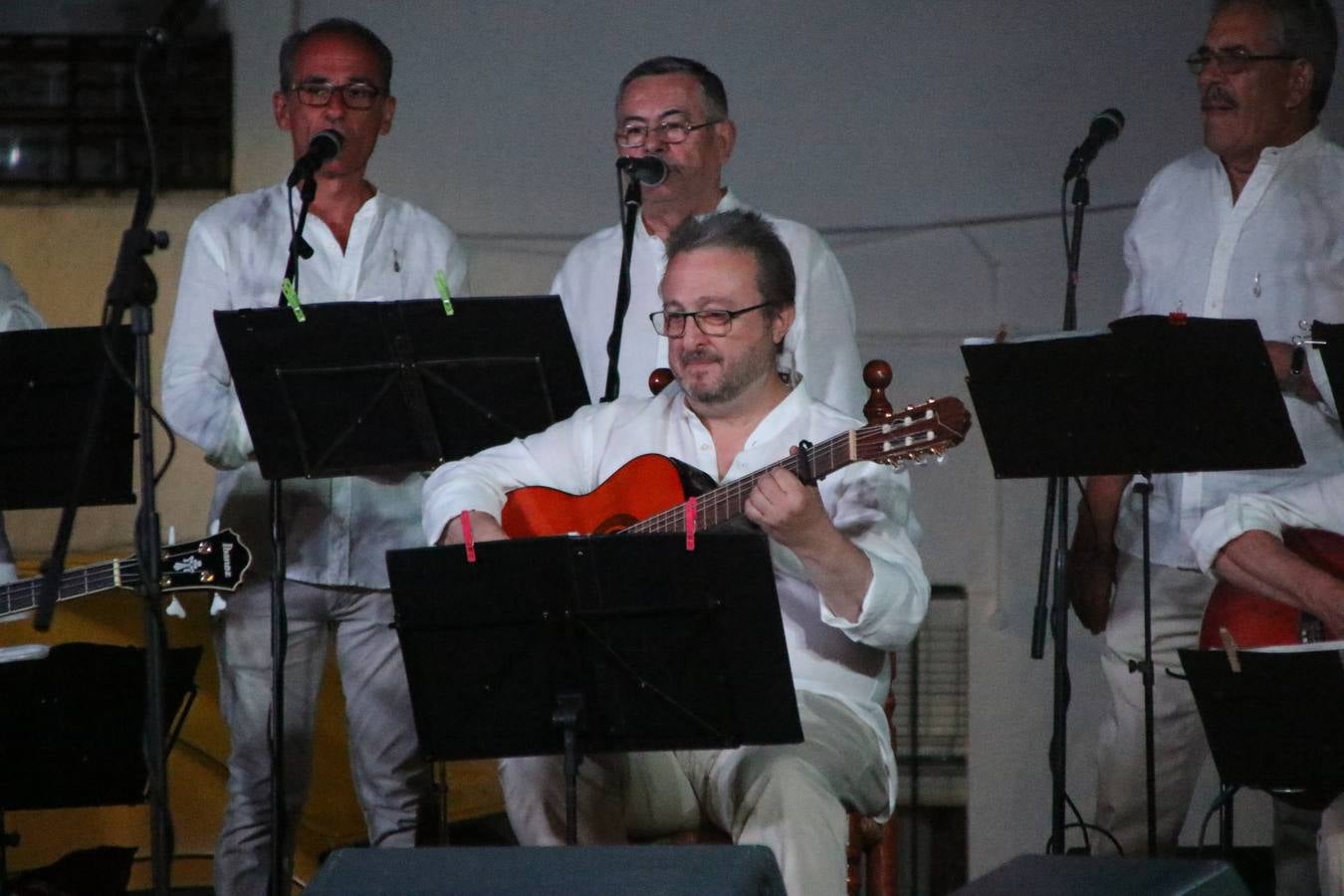 El barrio de Los Mártires ha vuelto a llenarse de fiesta, juegos y sabores típicos este fin de semana con la celebración de su tradicional 'Velá' que este año se ha vivido durante la noche del sábado y la mañana y primeras horas de la tarde del domingo.Los más pequeños del barrio callonco y de otros barrios de Jerez fueron protagonistas anoche con actividades como una exhibición de playbacks. El momento más especial fue la actuación del grupo jerezano 'Camerata Bolero' que, con un pedacito de su corazón musical prendido del Llano de Los Mártires donde ya ha deleitado con su música a sus paisanos en distintas ocasiones, anoche volvía a cantar al amor y a la vida, compartiendo la dicha de sus 25 años de andadura con sus más fieles seguidores. Con dos fantásticas voces femeninas como parte del grupo, María Jesús Méndez y María del Carmen Gordillo, Camerata Bolero esquivó la línea del tiempo con canciones eternas que solo entienden de sentimiento. El público regaló a sus componentes su aplauso y a su afecto.La ermita de los Santos Mártires ha sido testigo hoy domingo, con la luz del día, de la algarabía y la fiesta. El repique de sus campanas anunciaba por la mañana la celebración de la misa en acción de gracias, recordando la larga tradición de esta 'Velá', con más de 200 años de historia, y el singular desfile de gigantes y cabezudos invitaba a los niños y niñas a participar y a disfrutar de los juegos populares: carrera de cintas en bicicletas, carrera de sacos, el maratón callonco, y a divertirse también con distintas atracciones de agua y un cañón de espuma. La venta de los ricos dulces martileros y el servicio de barra atendido por los vecinos del barrio han puesto sabor a la celebración.