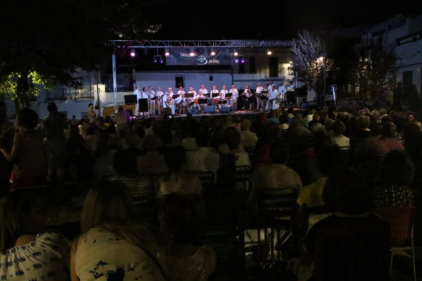 El barrio de Los Mártires ha vuelto a llenarse de fiesta, juegos y sabores típicos este fin de semana con la celebración de su tradicional 'Velá' que este año se ha vivido durante la noche del sábado y la mañana y primeras horas de la tarde del domingo.Los más pequeños del barrio callonco y de otros barrios de Jerez fueron protagonistas anoche con actividades como una exhibición de playbacks. El momento más especial fue la actuación del grupo jerezano 'Camerata Bolero' que, con un pedacito de su corazón musical prendido del Llano de Los Mártires donde ya ha deleitado con su música a sus paisanos en distintas ocasiones, anoche volvía a cantar al amor y a la vida, compartiendo la dicha de sus 25 años de andadura con sus más fieles seguidores. Con dos fantásticas voces femeninas como parte del grupo, María Jesús Méndez y María del Carmen Gordillo, Camerata Bolero esquivó la línea del tiempo con canciones eternas que solo entienden de sentimiento. El público regaló a sus componentes su aplauso y a su afecto.La ermita de los Santos Mártires ha sido testigo hoy domingo, con la luz del día, de la algarabía y la fiesta. El repique de sus campanas anunciaba por la mañana la celebración de la misa en acción de gracias, recordando la larga tradición de esta 'Velá', con más de 200 años de historia, y el singular desfile de gigantes y cabezudos invitaba a los niños y niñas a participar y a disfrutar de los juegos populares: carrera de cintas en bicicletas, carrera de sacos, el maratón callonco, y a divertirse también con distintas atracciones de agua y un cañón de espuma. La venta de los ricos dulces martileros y el servicio de barra atendido por los vecinos del barrio han puesto sabor a la celebración.