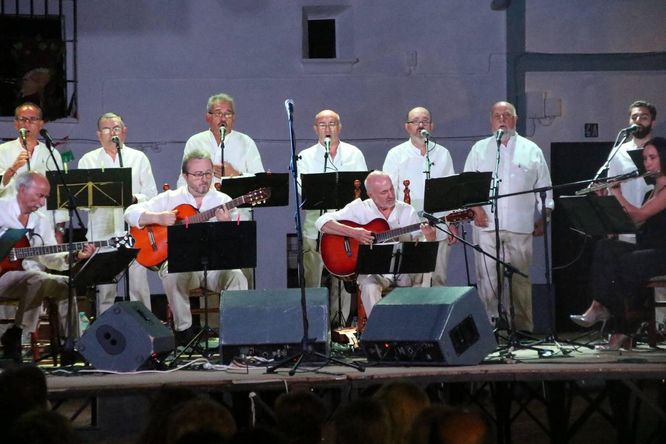 El barrio de Los Mártires ha vuelto a llenarse de fiesta, juegos y sabores típicos este fin de semana con la celebración de su tradicional 'Velá' que este año se ha vivido durante la noche del sábado y la mañana y primeras horas de la tarde del domingo.Los más pequeños del barrio callonco y de otros barrios de Jerez fueron protagonistas anoche con actividades como una exhibición de playbacks. El momento más especial fue la actuación del grupo jerezano 'Camerata Bolero' que, con un pedacito de su corazón musical prendido del Llano de Los Mártires donde ya ha deleitado con su música a sus paisanos en distintas ocasiones, anoche volvía a cantar al amor y a la vida, compartiendo la dicha de sus 25 años de andadura con sus más fieles seguidores. Con dos fantásticas voces femeninas como parte del grupo, María Jesús Méndez y María del Carmen Gordillo, Camerata Bolero esquivó la línea del tiempo con canciones eternas que solo entienden de sentimiento. El público regaló a sus componentes su aplauso y a su afecto.La ermita de los Santos Mártires ha sido testigo hoy domingo, con la luz del día, de la algarabía y la fiesta. El repique de sus campanas anunciaba por la mañana la celebración de la misa en acción de gracias, recordando la larga tradición de esta 'Velá', con más de 200 años de historia, y el singular desfile de gigantes y cabezudos invitaba a los niños y niñas a participar y a disfrutar de los juegos populares: carrera de cintas en bicicletas, carrera de sacos, el maratón callonco, y a divertirse también con distintas atracciones de agua y un cañón de espuma. La venta de los ricos dulces martileros y el servicio de barra atendido por los vecinos del barrio han puesto sabor a la celebración.