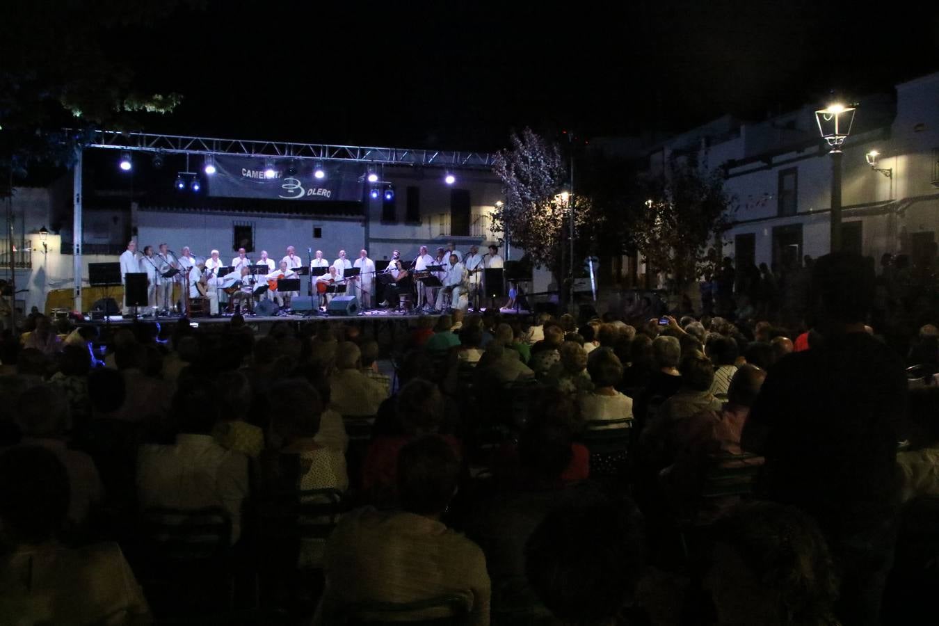 El barrio de Los Mártires ha vuelto a llenarse de fiesta, juegos y sabores típicos este fin de semana con la celebración de su tradicional 'Velá' que este año se ha vivido durante la noche del sábado y la mañana y primeras horas de la tarde del domingo.Los más pequeños del barrio callonco y de otros barrios de Jerez fueron protagonistas anoche con actividades como una exhibición de playbacks. El momento más especial fue la actuación del grupo jerezano 'Camerata Bolero' que, con un pedacito de su corazón musical prendido del Llano de Los Mártires donde ya ha deleitado con su música a sus paisanos en distintas ocasiones, anoche volvía a cantar al amor y a la vida, compartiendo la dicha de sus 25 años de andadura con sus más fieles seguidores. Con dos fantásticas voces femeninas como parte del grupo, María Jesús Méndez y María del Carmen Gordillo, Camerata Bolero esquivó la línea del tiempo con canciones eternas que solo entienden de sentimiento. El público regaló a sus componentes su aplauso y a su afecto.La ermita de los Santos Mártires ha sido testigo hoy domingo, con la luz del día, de la algarabía y la fiesta. El repique de sus campanas anunciaba por la mañana la celebración de la misa en acción de gracias, recordando la larga tradición de esta 'Velá', con más de 200 años de historia, y el singular desfile de gigantes y cabezudos invitaba a los niños y niñas a participar y a disfrutar de los juegos populares: carrera de cintas en bicicletas, carrera de sacos, el maratón callonco, y a divertirse también con distintas atracciones de agua y un cañón de espuma. La venta de los ricos dulces martileros y el servicio de barra atendido por los vecinos del barrio han puesto sabor a la celebración.
