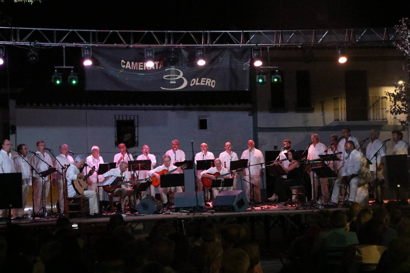 El barrio de Los Mártires ha vuelto a llenarse de fiesta, juegos y sabores típicos este fin de semana con la celebración de su tradicional 'Velá' que este año se ha vivido durante la noche del sábado y la mañana y primeras horas de la tarde del domingo.Los más pequeños del barrio callonco y de otros barrios de Jerez fueron protagonistas anoche con actividades como una exhibición de playbacks. El momento más especial fue la actuación del grupo jerezano 'Camerata Bolero' que, con un pedacito de su corazón musical prendido del Llano de Los Mártires donde ya ha deleitado con su música a sus paisanos en distintas ocasiones, anoche volvía a cantar al amor y a la vida, compartiendo la dicha de sus 25 años de andadura con sus más fieles seguidores. Con dos fantásticas voces femeninas como parte del grupo, María Jesús Méndez y María del Carmen Gordillo, Camerata Bolero esquivó la línea del tiempo con canciones eternas que solo entienden de sentimiento. El público regaló a sus componentes su aplauso y a su afecto.La ermita de los Santos Mártires ha sido testigo hoy domingo, con la luz del día, de la algarabía y la fiesta. El repique de sus campanas anunciaba por la mañana la celebración de la misa en acción de gracias, recordando la larga tradición de esta 'Velá', con más de 200 años de historia, y el singular desfile de gigantes y cabezudos invitaba a los niños y niñas a participar y a disfrutar de los juegos populares: carrera de cintas en bicicletas, carrera de sacos, el maratón callonco, y a divertirse también con distintas atracciones de agua y un cañón de espuma. La venta de los ricos dulces martileros y el servicio de barra atendido por los vecinos del barrio han puesto sabor a la celebración.