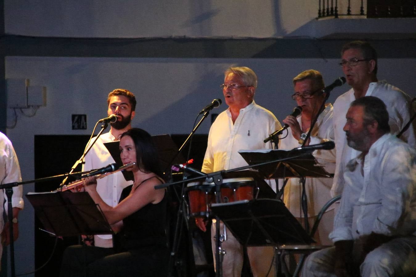 El barrio de Los Mártires ha vuelto a llenarse de fiesta, juegos y sabores típicos este fin de semana con la celebración de su tradicional 'Velá' que este año se ha vivido durante la noche del sábado y la mañana y primeras horas de la tarde del domingo.Los más pequeños del barrio callonco y de otros barrios de Jerez fueron protagonistas anoche con actividades como una exhibición de playbacks. El momento más especial fue la actuación del grupo jerezano 'Camerata Bolero' que, con un pedacito de su corazón musical prendido del Llano de Los Mártires donde ya ha deleitado con su música a sus paisanos en distintas ocasiones, anoche volvía a cantar al amor y a la vida, compartiendo la dicha de sus 25 años de andadura con sus más fieles seguidores. Con dos fantásticas voces femeninas como parte del grupo, María Jesús Méndez y María del Carmen Gordillo, Camerata Bolero esquivó la línea del tiempo con canciones eternas que solo entienden de sentimiento. El público regaló a sus componentes su aplauso y a su afecto.La ermita de los Santos Mártires ha sido testigo hoy domingo, con la luz del día, de la algarabía y la fiesta. El repique de sus campanas anunciaba por la mañana la celebración de la misa en acción de gracias, recordando la larga tradición de esta 'Velá', con más de 200 años de historia, y el singular desfile de gigantes y cabezudos invitaba a los niños y niñas a participar y a disfrutar de los juegos populares: carrera de cintas en bicicletas, carrera de sacos, el maratón callonco, y a divertirse también con distintas atracciones de agua y un cañón de espuma. La venta de los ricos dulces martileros y el servicio de barra atendido por los vecinos del barrio han puesto sabor a la celebración.