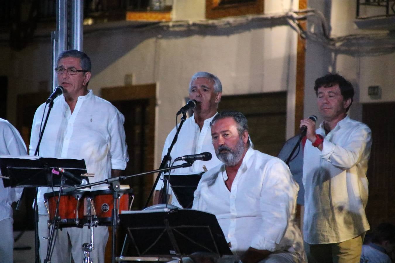 El barrio de Los Mártires ha vuelto a llenarse de fiesta, juegos y sabores típicos este fin de semana con la celebración de su tradicional 'Velá' que este año se ha vivido durante la noche del sábado y la mañana y primeras horas de la tarde del domingo.Los más pequeños del barrio callonco y de otros barrios de Jerez fueron protagonistas anoche con actividades como una exhibición de playbacks. El momento más especial fue la actuación del grupo jerezano 'Camerata Bolero' que, con un pedacito de su corazón musical prendido del Llano de Los Mártires donde ya ha deleitado con su música a sus paisanos en distintas ocasiones, anoche volvía a cantar al amor y a la vida, compartiendo la dicha de sus 25 años de andadura con sus más fieles seguidores. Con dos fantásticas voces femeninas como parte del grupo, María Jesús Méndez y María del Carmen Gordillo, Camerata Bolero esquivó la línea del tiempo con canciones eternas que solo entienden de sentimiento. El público regaló a sus componentes su aplauso y a su afecto.La ermita de los Santos Mártires ha sido testigo hoy domingo, con la luz del día, de la algarabía y la fiesta. El repique de sus campanas anunciaba por la mañana la celebración de la misa en acción de gracias, recordando la larga tradición de esta 'Velá', con más de 200 años de historia, y el singular desfile de gigantes y cabezudos invitaba a los niños y niñas a participar y a disfrutar de los juegos populares: carrera de cintas en bicicletas, carrera de sacos, el maratón callonco, y a divertirse también con distintas atracciones de agua y un cañón de espuma. La venta de los ricos dulces martileros y el servicio de barra atendido por los vecinos del barrio han puesto sabor a la celebración.