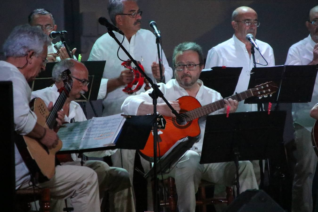 El barrio de Los Mártires ha vuelto a llenarse de fiesta, juegos y sabores típicos este fin de semana con la celebración de su tradicional 'Velá' que este año se ha vivido durante la noche del sábado y la mañana y primeras horas de la tarde del domingo.Los más pequeños del barrio callonco y de otros barrios de Jerez fueron protagonistas anoche con actividades como una exhibición de playbacks. El momento más especial fue la actuación del grupo jerezano 'Camerata Bolero' que, con un pedacito de su corazón musical prendido del Llano de Los Mártires donde ya ha deleitado con su música a sus paisanos en distintas ocasiones, anoche volvía a cantar al amor y a la vida, compartiendo la dicha de sus 25 años de andadura con sus más fieles seguidores. Con dos fantásticas voces femeninas como parte del grupo, María Jesús Méndez y María del Carmen Gordillo, Camerata Bolero esquivó la línea del tiempo con canciones eternas que solo entienden de sentimiento. El público regaló a sus componentes su aplauso y a su afecto.La ermita de los Santos Mártires ha sido testigo hoy domingo, con la luz del día, de la algarabía y la fiesta. El repique de sus campanas anunciaba por la mañana la celebración de la misa en acción de gracias, recordando la larga tradición de esta 'Velá', con más de 200 años de historia, y el singular desfile de gigantes y cabezudos invitaba a los niños y niñas a participar y a disfrutar de los juegos populares: carrera de cintas en bicicletas, carrera de sacos, el maratón callonco, y a divertirse también con distintas atracciones de agua y un cañón de espuma. La venta de los ricos dulces martileros y el servicio de barra atendido por los vecinos del barrio han puesto sabor a la celebración.