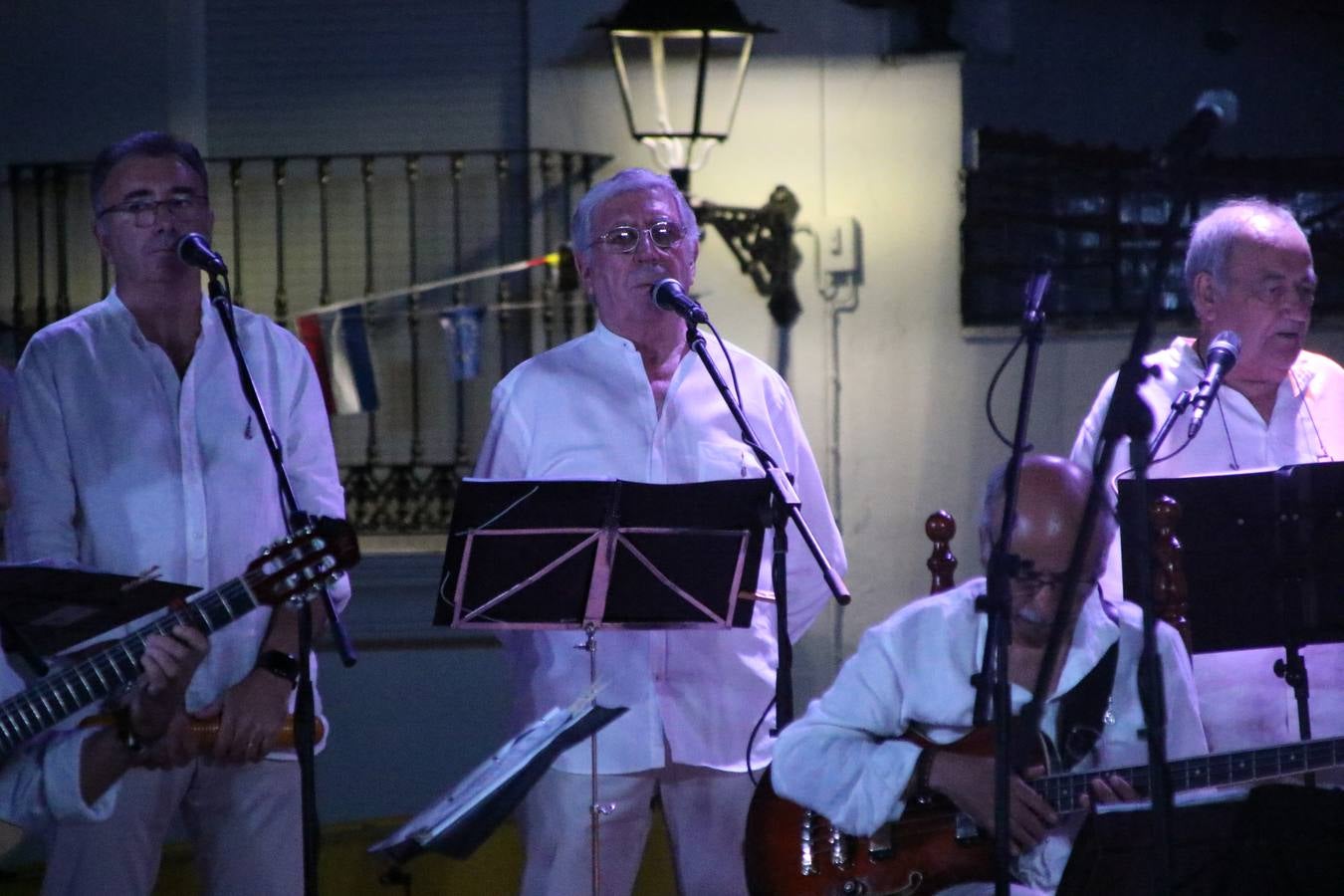 El barrio de Los Mártires ha vuelto a llenarse de fiesta, juegos y sabores típicos este fin de semana con la celebración de su tradicional 'Velá' que este año se ha vivido durante la noche del sábado y la mañana y primeras horas de la tarde del domingo.Los más pequeños del barrio callonco y de otros barrios de Jerez fueron protagonistas anoche con actividades como una exhibición de playbacks. El momento más especial fue la actuación del grupo jerezano 'Camerata Bolero' que, con un pedacito de su corazón musical prendido del Llano de Los Mártires donde ya ha deleitado con su música a sus paisanos en distintas ocasiones, anoche volvía a cantar al amor y a la vida, compartiendo la dicha de sus 25 años de andadura con sus más fieles seguidores. Con dos fantásticas voces femeninas como parte del grupo, María Jesús Méndez y María del Carmen Gordillo, Camerata Bolero esquivó la línea del tiempo con canciones eternas que solo entienden de sentimiento. El público regaló a sus componentes su aplauso y a su afecto.La ermita de los Santos Mártires ha sido testigo hoy domingo, con la luz del día, de la algarabía y la fiesta. El repique de sus campanas anunciaba por la mañana la celebración de la misa en acción de gracias, recordando la larga tradición de esta 'Velá', con más de 200 años de historia, y el singular desfile de gigantes y cabezudos invitaba a los niños y niñas a participar y a disfrutar de los juegos populares: carrera de cintas en bicicletas, carrera de sacos, el maratón callonco, y a divertirse también con distintas atracciones de agua y un cañón de espuma. La venta de los ricos dulces martileros y el servicio de barra atendido por los vecinos del barrio han puesto sabor a la celebración.