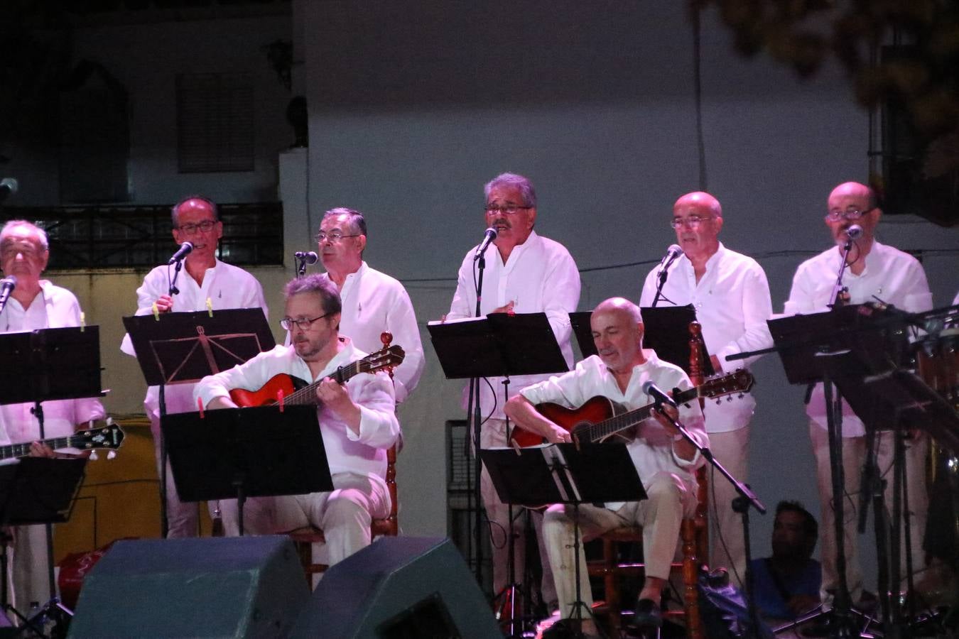 El barrio de Los Mártires ha vuelto a llenarse de fiesta, juegos y sabores típicos este fin de semana con la celebración de su tradicional 'Velá' que este año se ha vivido durante la noche del sábado y la mañana y primeras horas de la tarde del domingo.Los más pequeños del barrio callonco y de otros barrios de Jerez fueron protagonistas anoche con actividades como una exhibición de playbacks. El momento más especial fue la actuación del grupo jerezano 'Camerata Bolero' que, con un pedacito de su corazón musical prendido del Llano de Los Mártires donde ya ha deleitado con su música a sus paisanos en distintas ocasiones, anoche volvía a cantar al amor y a la vida, compartiendo la dicha de sus 25 años de andadura con sus más fieles seguidores. Con dos fantásticas voces femeninas como parte del grupo, María Jesús Méndez y María del Carmen Gordillo, Camerata Bolero esquivó la línea del tiempo con canciones eternas que solo entienden de sentimiento. El público regaló a sus componentes su aplauso y a su afecto.La ermita de los Santos Mártires ha sido testigo hoy domingo, con la luz del día, de la algarabía y la fiesta. El repique de sus campanas anunciaba por la mañana la celebración de la misa en acción de gracias, recordando la larga tradición de esta 'Velá', con más de 200 años de historia, y el singular desfile de gigantes y cabezudos invitaba a los niños y niñas a participar y a disfrutar de los juegos populares: carrera de cintas en bicicletas, carrera de sacos, el maratón callonco, y a divertirse también con distintas atracciones de agua y un cañón de espuma. La venta de los ricos dulces martileros y el servicio de barra atendido por los vecinos del barrio han puesto sabor a la celebración.