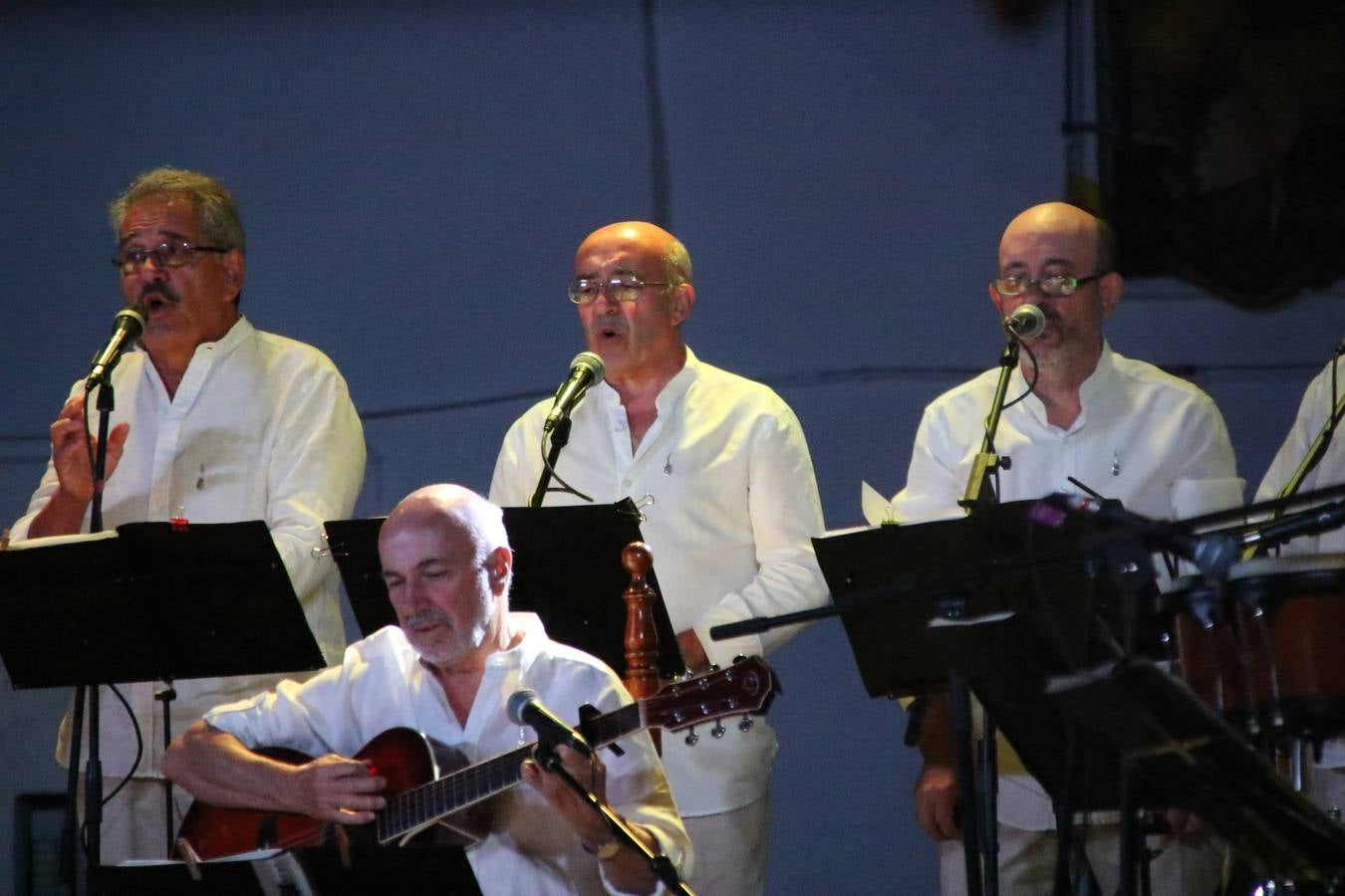 El barrio de Los Mártires ha vuelto a llenarse de fiesta, juegos y sabores típicos este fin de semana con la celebración de su tradicional 'Velá' que este año se ha vivido durante la noche del sábado y la mañana y primeras horas de la tarde del domingo.Los más pequeños del barrio callonco y de otros barrios de Jerez fueron protagonistas anoche con actividades como una exhibición de playbacks. El momento más especial fue la actuación del grupo jerezano 'Camerata Bolero' que, con un pedacito de su corazón musical prendido del Llano de Los Mártires donde ya ha deleitado con su música a sus paisanos en distintas ocasiones, anoche volvía a cantar al amor y a la vida, compartiendo la dicha de sus 25 años de andadura con sus más fieles seguidores. Con dos fantásticas voces femeninas como parte del grupo, María Jesús Méndez y María del Carmen Gordillo, Camerata Bolero esquivó la línea del tiempo con canciones eternas que solo entienden de sentimiento. El público regaló a sus componentes su aplauso y a su afecto.La ermita de los Santos Mártires ha sido testigo hoy domingo, con la luz del día, de la algarabía y la fiesta. El repique de sus campanas anunciaba por la mañana la celebración de la misa en acción de gracias, recordando la larga tradición de esta 'Velá', con más de 200 años de historia, y el singular desfile de gigantes y cabezudos invitaba a los niños y niñas a participar y a disfrutar de los juegos populares: carrera de cintas en bicicletas, carrera de sacos, el maratón callonco, y a divertirse también con distintas atracciones de agua y un cañón de espuma. La venta de los ricos dulces martileros y el servicio de barra atendido por los vecinos del barrio han puesto sabor a la celebración.