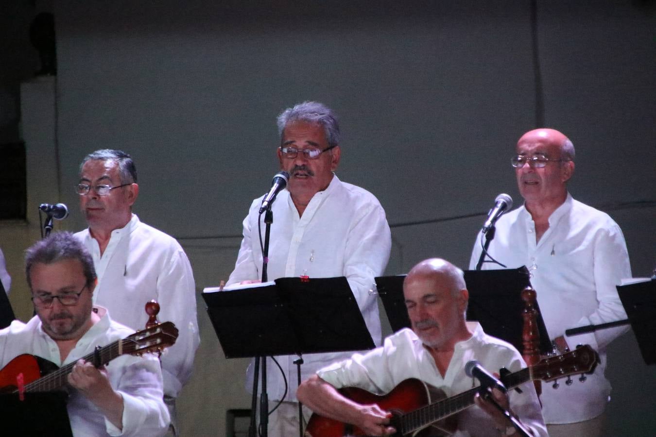 El barrio de Los Mártires ha vuelto a llenarse de fiesta, juegos y sabores típicos este fin de semana con la celebración de su tradicional 'Velá' que este año se ha vivido durante la noche del sábado y la mañana y primeras horas de la tarde del domingo.Los más pequeños del barrio callonco y de otros barrios de Jerez fueron protagonistas anoche con actividades como una exhibición de playbacks. El momento más especial fue la actuación del grupo jerezano 'Camerata Bolero' que, con un pedacito de su corazón musical prendido del Llano de Los Mártires donde ya ha deleitado con su música a sus paisanos en distintas ocasiones, anoche volvía a cantar al amor y a la vida, compartiendo la dicha de sus 25 años de andadura con sus más fieles seguidores. Con dos fantásticas voces femeninas como parte del grupo, María Jesús Méndez y María del Carmen Gordillo, Camerata Bolero esquivó la línea del tiempo con canciones eternas que solo entienden de sentimiento. El público regaló a sus componentes su aplauso y a su afecto.La ermita de los Santos Mártires ha sido testigo hoy domingo, con la luz del día, de la algarabía y la fiesta. El repique de sus campanas anunciaba por la mañana la celebración de la misa en acción de gracias, recordando la larga tradición de esta 'Velá', con más de 200 años de historia, y el singular desfile de gigantes y cabezudos invitaba a los niños y niñas a participar y a disfrutar de los juegos populares: carrera de cintas en bicicletas, carrera de sacos, el maratón callonco, y a divertirse también con distintas atracciones de agua y un cañón de espuma. La venta de los ricos dulces martileros y el servicio de barra atendido por los vecinos del barrio han puesto sabor a la celebración.