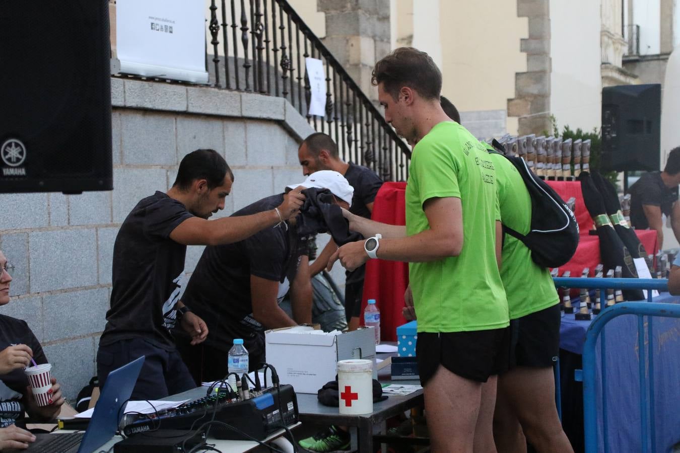 La Plaza de España de Jerez de los Caballeros acogió, ayer, la V Carrera Popular Nocturna 'Recorriendo el Medievo', organizada por el Ayuntamiento del municipio con la colaboración del Plan de Dinamización Deportiva de la Mancomunidad Sierra Suroeste. Las principales calles del municipio volvieron a convertirse en el mejor escenario para el desarrollo de esta prueba deportiva que, año tras año, se consolida como una de las citas más destacadas del calendario estival jerezano y en la que la solidaridad, también, está muy presente. Así, se lograron recaudar 153 kilos y 22 euros que irán destinados al almacén de alimentos que gestiona la Asamblea local de Cruz Roja en el municipio.En esta edición, han participado unos 200 corredores de la localidad y alrededores, siendo Manuel Gómez Lucas y Tina María Ramos, vencedores de la clasificación general.