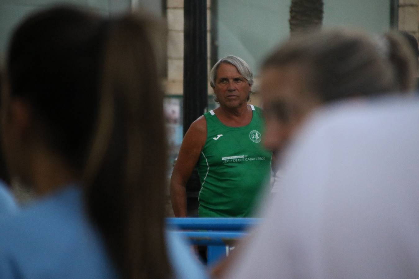 La Plaza de España de Jerez de los Caballeros acogió, ayer, la V Carrera Popular Nocturna 'Recorriendo el Medievo', organizada por el Ayuntamiento del municipio con la colaboración del Plan de Dinamización Deportiva de la Mancomunidad Sierra Suroeste. Las principales calles del municipio volvieron a convertirse en el mejor escenario para el desarrollo de esta prueba deportiva que, año tras año, se consolida como una de las citas más destacadas del calendario estival jerezano y en la que la solidaridad, también, está muy presente. Así, se lograron recaudar 153 kilos y 22 euros que irán destinados al almacén de alimentos que gestiona la Asamblea local de Cruz Roja en el municipio.En esta edición, han participado unos 200 corredores de la localidad y alrededores, siendo Manuel Gómez Lucas y Tina María Ramos, vencedores de la clasificación general.