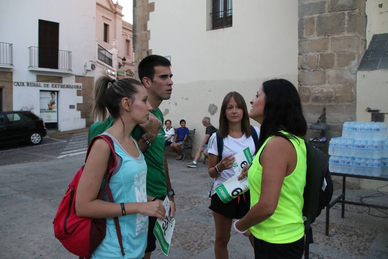 La Plaza de España de Jerez de los Caballeros acogió, ayer, la V Carrera Popular Nocturna 'Recorriendo el Medievo', organizada por el Ayuntamiento del municipio con la colaboración del Plan de Dinamización Deportiva de la Mancomunidad Sierra Suroeste. Las principales calles del municipio volvieron a convertirse en el mejor escenario para el desarrollo de esta prueba deportiva que, año tras año, se consolida como una de las citas más destacadas del calendario estival jerezano y en la que la solidaridad, también, está muy presente. Así, se lograron recaudar 153 kilos y 22 euros que irán destinados al almacén de alimentos que gestiona la Asamblea local de Cruz Roja en el municipio.En esta edición, han participado unos 200 corredores de la localidad y alrededores, siendo Manuel Gómez Lucas y Tina María Ramos, vencedores de la clasificación general.