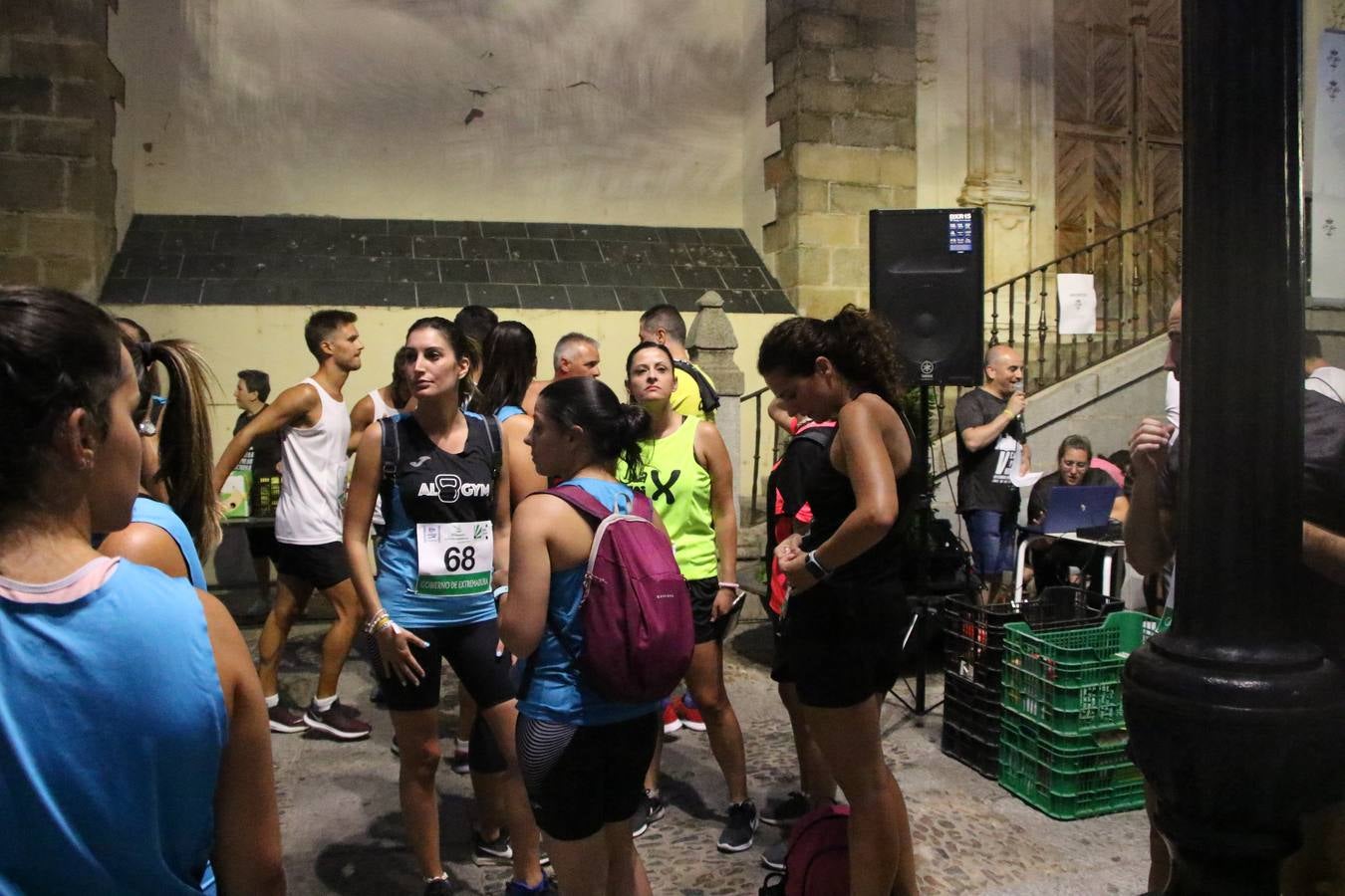 La Plaza de España de Jerez de los Caballeros acogió, ayer, la V Carrera Popular Nocturna 'Recorriendo el Medievo', organizada por el Ayuntamiento del municipio con la colaboración del Plan de Dinamización Deportiva de la Mancomunidad Sierra Suroeste. Las principales calles del municipio volvieron a convertirse en el mejor escenario para el desarrollo de esta prueba deportiva que, año tras año, se consolida como una de las citas más destacadas del calendario estival jerezano y en la que la solidaridad, también, está muy presente. Así, se lograron recaudar 153 kilos y 22 euros que irán destinados al almacén de alimentos que gestiona la Asamblea local de Cruz Roja en el municipio.En esta edición, han participado unos 200 corredores de la localidad y alrededores, siendo Manuel Gómez Lucas y Tina María Ramos, vencedores de la clasificación general.