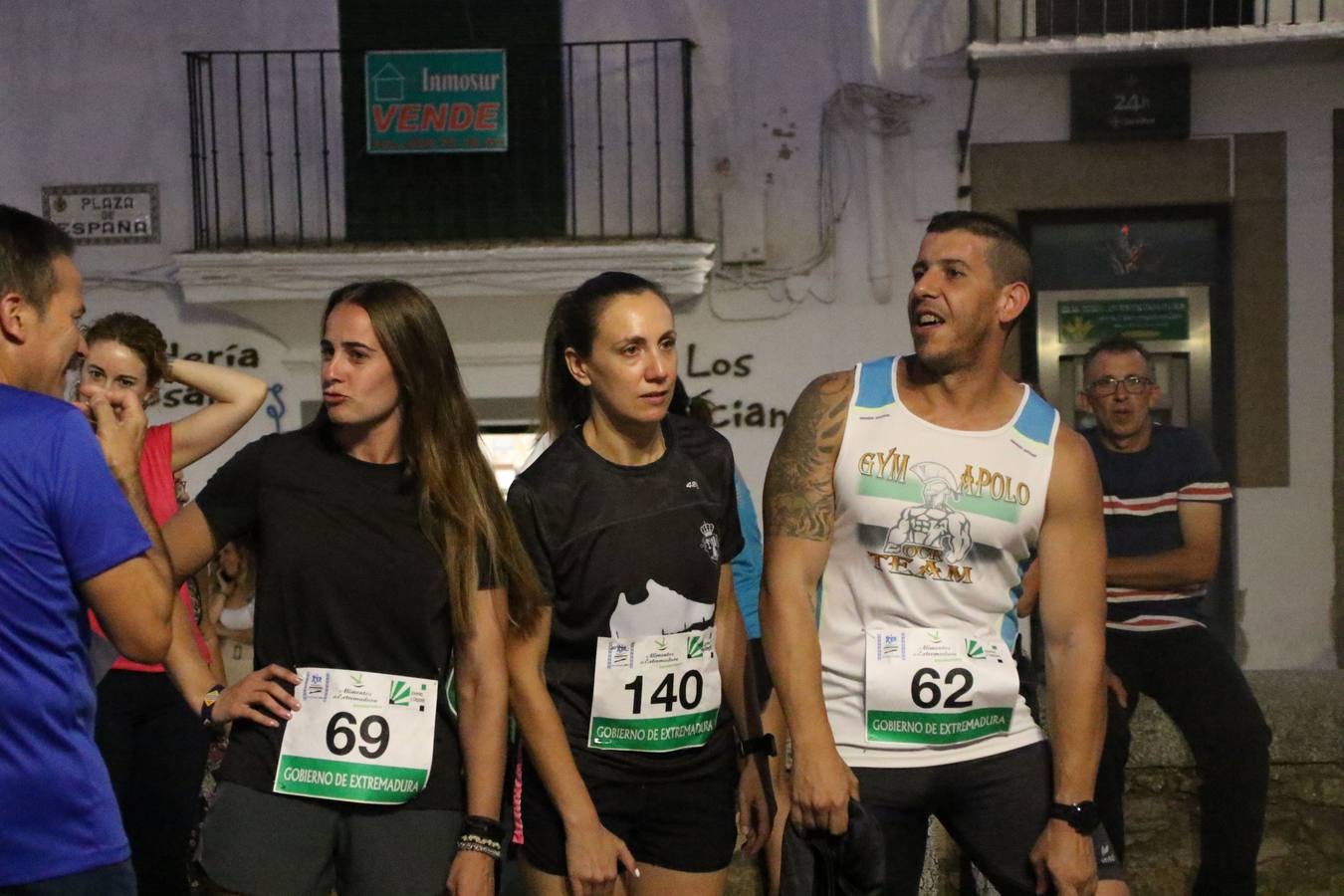 La Plaza de España de Jerez de los Caballeros acogió, ayer, la V Carrera Popular Nocturna 'Recorriendo el Medievo', organizada por el Ayuntamiento del municipio con la colaboración del Plan de Dinamización Deportiva de la Mancomunidad Sierra Suroeste. Las principales calles del municipio volvieron a convertirse en el mejor escenario para el desarrollo de esta prueba deportiva que, año tras año, se consolida como una de las citas más destacadas del calendario estival jerezano y en la que la solidaridad, también, está muy presente. Así, se lograron recaudar 153 kilos y 22 euros que irán destinados al almacén de alimentos que gestiona la Asamblea local de Cruz Roja en el municipio.En esta edición, han participado unos 200 corredores de la localidad y alrededores, siendo Manuel Gómez Lucas y Tina María Ramos, vencedores de la clasificación general.