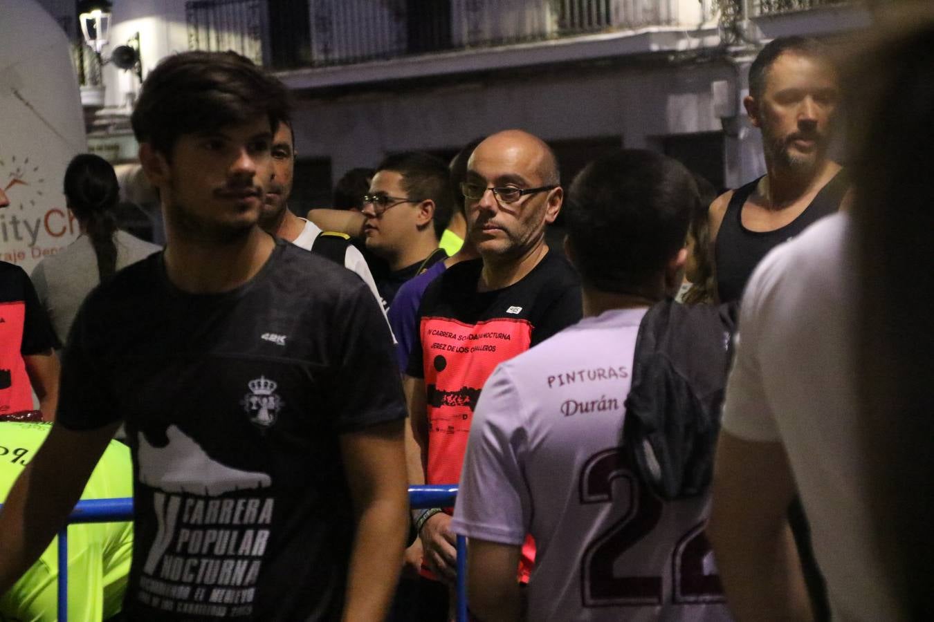 La Plaza de España de Jerez de los Caballeros acogió, ayer, la V Carrera Popular Nocturna 'Recorriendo el Medievo', organizada por el Ayuntamiento del municipio con la colaboración del Plan de Dinamización Deportiva de la Mancomunidad Sierra Suroeste. Las principales calles del municipio volvieron a convertirse en el mejor escenario para el desarrollo de esta prueba deportiva que, año tras año, se consolida como una de las citas más destacadas del calendario estival jerezano y en la que la solidaridad, también, está muy presente. Así, se lograron recaudar 153 kilos y 22 euros que irán destinados al almacén de alimentos que gestiona la Asamblea local de Cruz Roja en el municipio.En esta edición, han participado unos 200 corredores de la localidad y alrededores, siendo Manuel Gómez Lucas y Tina María Ramos, vencedores de la clasificación general.