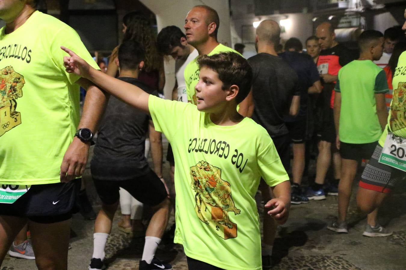 La Plaza de España de Jerez de los Caballeros acogió, ayer, la V Carrera Popular Nocturna 'Recorriendo el Medievo', organizada por el Ayuntamiento del municipio con la colaboración del Plan de Dinamización Deportiva de la Mancomunidad Sierra Suroeste. Las principales calles del municipio volvieron a convertirse en el mejor escenario para el desarrollo de esta prueba deportiva que, año tras año, se consolida como una de las citas más destacadas del calendario estival jerezano y en la que la solidaridad, también, está muy presente. Así, se lograron recaudar 153 kilos y 22 euros que irán destinados al almacén de alimentos que gestiona la Asamblea local de Cruz Roja en el municipio.En esta edición, han participado unos 200 corredores de la localidad y alrededores, siendo Manuel Gómez Lucas y Tina María Ramos, vencedores de la clasificación general.