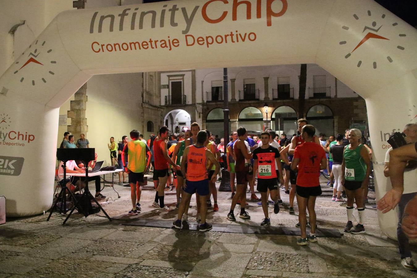 La Plaza de España de Jerez de los Caballeros acogió, ayer, la V Carrera Popular Nocturna 'Recorriendo el Medievo', organizada por el Ayuntamiento del municipio con la colaboración del Plan de Dinamización Deportiva de la Mancomunidad Sierra Suroeste. Las principales calles del municipio volvieron a convertirse en el mejor escenario para el desarrollo de esta prueba deportiva que, año tras año, se consolida como una de las citas más destacadas del calendario estival jerezano y en la que la solidaridad, también, está muy presente. Así, se lograron recaudar 153 kilos y 22 euros que irán destinados al almacén de alimentos que gestiona la Asamblea local de Cruz Roja en el municipio.En esta edición, han participado unos 200 corredores de la localidad y alrededores, siendo Manuel Gómez Lucas y Tina María Ramos, vencedores de la clasificación general.