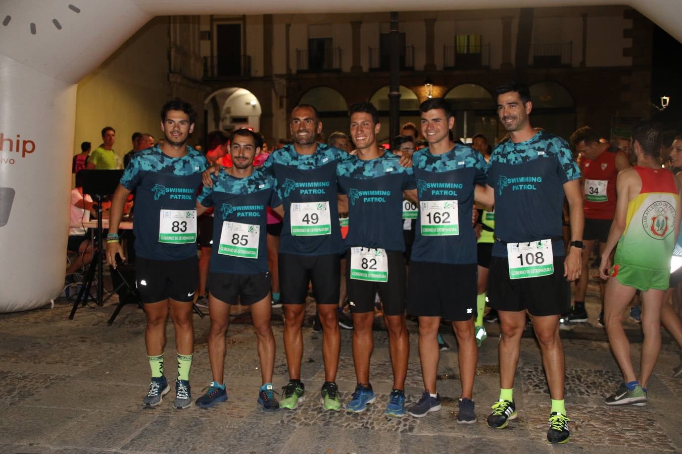 La Plaza de España de Jerez de los Caballeros acogió, ayer, la V Carrera Popular Nocturna 'Recorriendo el Medievo', organizada por el Ayuntamiento del municipio con la colaboración del Plan de Dinamización Deportiva de la Mancomunidad Sierra Suroeste. Las principales calles del municipio volvieron a convertirse en el mejor escenario para el desarrollo de esta prueba deportiva que, año tras año, se consolida como una de las citas más destacadas del calendario estival jerezano y en la que la solidaridad, también, está muy presente. Así, se lograron recaudar 153 kilos y 22 euros que irán destinados al almacén de alimentos que gestiona la Asamblea local de Cruz Roja en el municipio.En esta edición, han participado unos 200 corredores de la localidad y alrededores, siendo Manuel Gómez Lucas y Tina María Ramos, vencedores de la clasificación general.