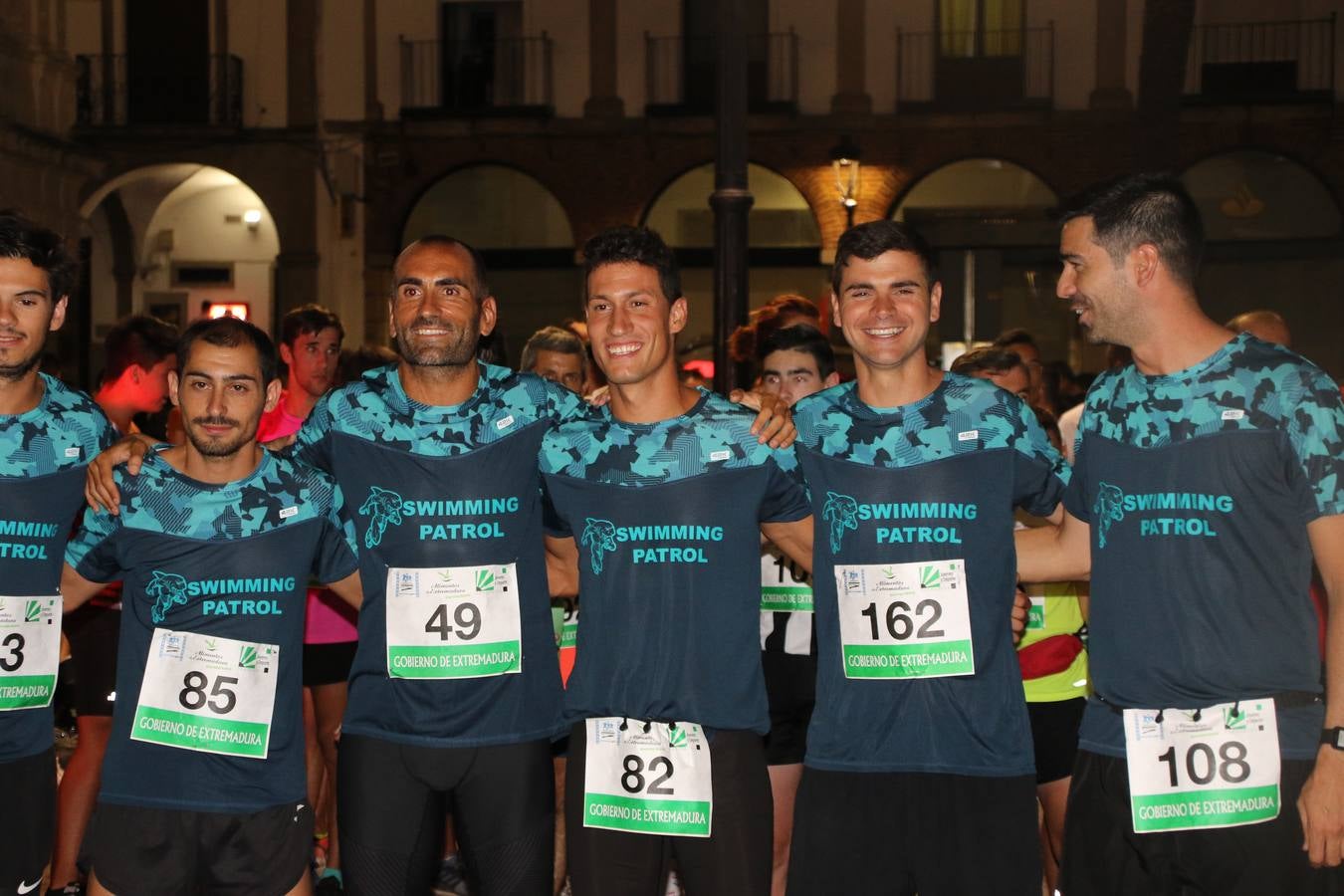 La Plaza de España de Jerez de los Caballeros acogió, ayer, la V Carrera Popular Nocturna 'Recorriendo el Medievo', organizada por el Ayuntamiento del municipio con la colaboración del Plan de Dinamización Deportiva de la Mancomunidad Sierra Suroeste. Las principales calles del municipio volvieron a convertirse en el mejor escenario para el desarrollo de esta prueba deportiva que, año tras año, se consolida como una de las citas más destacadas del calendario estival jerezano y en la que la solidaridad, también, está muy presente. Así, se lograron recaudar 153 kilos y 22 euros que irán destinados al almacén de alimentos que gestiona la Asamblea local de Cruz Roja en el municipio.En esta edición, han participado unos 200 corredores de la localidad y alrededores, siendo Manuel Gómez Lucas y Tina María Ramos, vencedores de la clasificación general.