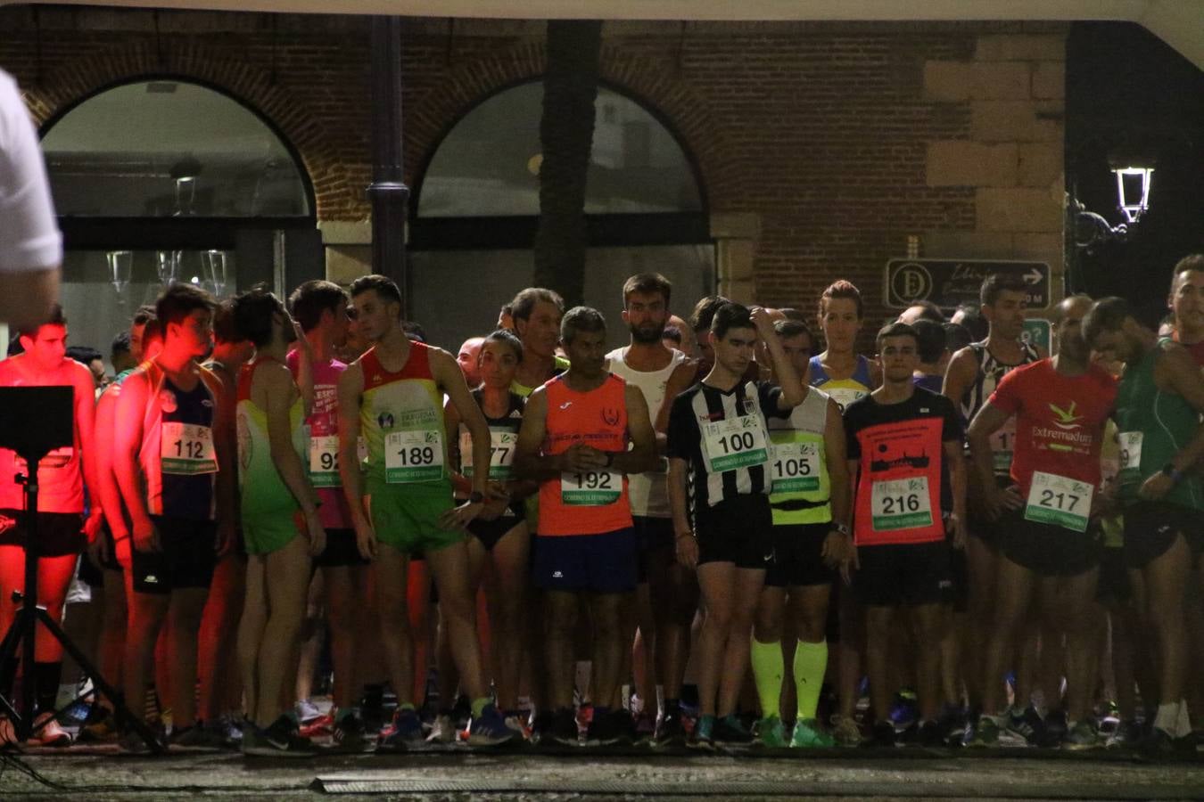 La Plaza de España de Jerez de los Caballeros acogió, ayer, la V Carrera Popular Nocturna 'Recorriendo el Medievo', organizada por el Ayuntamiento del municipio con la colaboración del Plan de Dinamización Deportiva de la Mancomunidad Sierra Suroeste. Las principales calles del municipio volvieron a convertirse en el mejor escenario para el desarrollo de esta prueba deportiva que, año tras año, se consolida como una de las citas más destacadas del calendario estival jerezano y en la que la solidaridad, también, está muy presente. Así, se lograron recaudar 153 kilos y 22 euros que irán destinados al almacén de alimentos que gestiona la Asamblea local de Cruz Roja en el municipio.En esta edición, han participado unos 200 corredores de la localidad y alrededores, siendo Manuel Gómez Lucas y Tina María Ramos, vencedores de la clasificación general.
