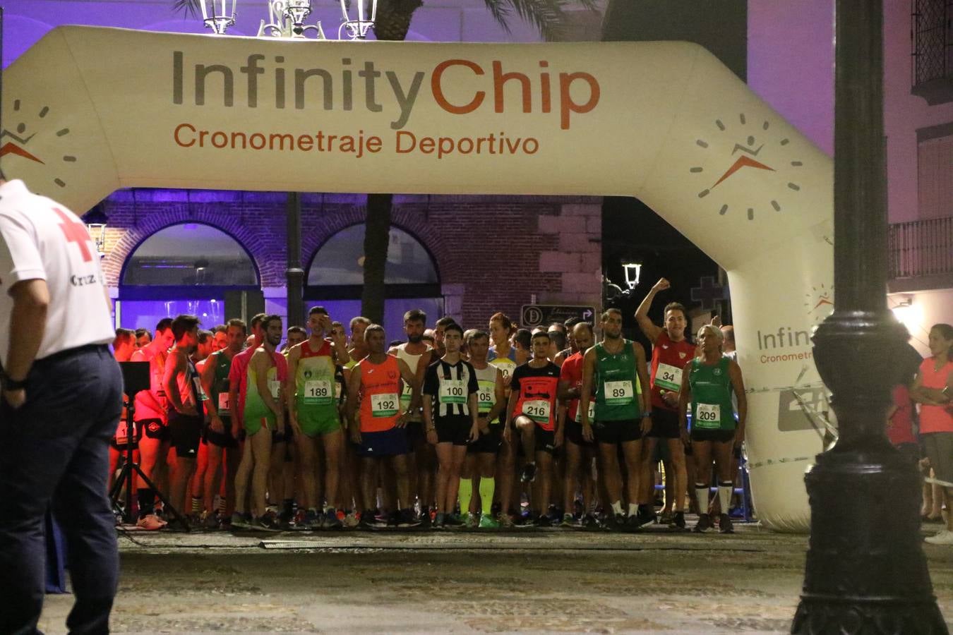 La Plaza de España de Jerez de los Caballeros acogió, ayer, la V Carrera Popular Nocturna 'Recorriendo el Medievo', organizada por el Ayuntamiento del municipio con la colaboración del Plan de Dinamización Deportiva de la Mancomunidad Sierra Suroeste. Las principales calles del municipio volvieron a convertirse en el mejor escenario para el desarrollo de esta prueba deportiva que, año tras año, se consolida como una de las citas más destacadas del calendario estival jerezano y en la que la solidaridad, también, está muy presente. Así, se lograron recaudar 153 kilos y 22 euros que irán destinados al almacén de alimentos que gestiona la Asamblea local de Cruz Roja en el municipio.En esta edición, han participado unos 200 corredores de la localidad y alrededores, siendo Manuel Gómez Lucas y Tina María Ramos, vencedores de la clasificación general.