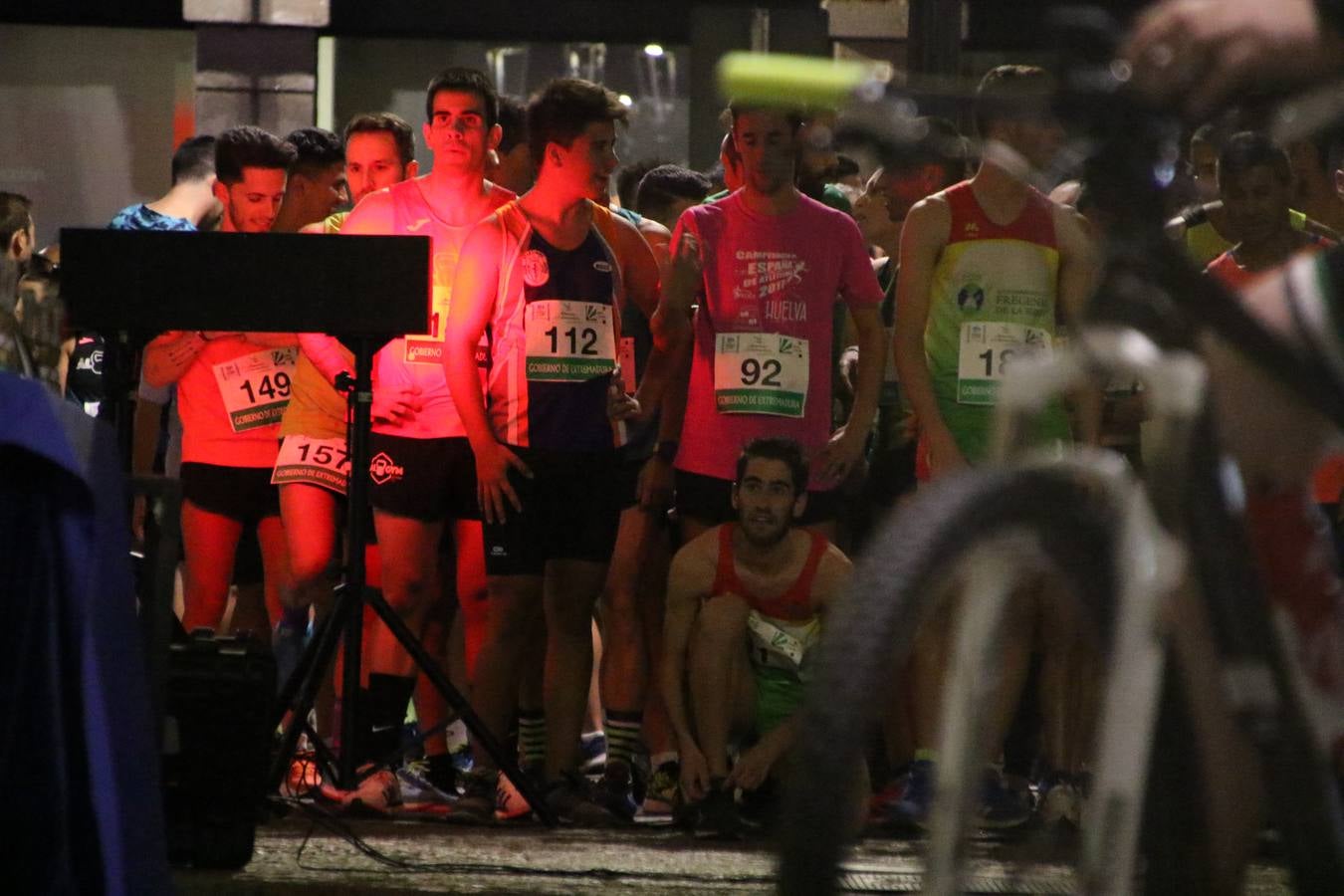 La Plaza de España de Jerez de los Caballeros acogió, ayer, la V Carrera Popular Nocturna 'Recorriendo el Medievo', organizada por el Ayuntamiento del municipio con la colaboración del Plan de Dinamización Deportiva de la Mancomunidad Sierra Suroeste. Las principales calles del municipio volvieron a convertirse en el mejor escenario para el desarrollo de esta prueba deportiva que, año tras año, se consolida como una de las citas más destacadas del calendario estival jerezano y en la que la solidaridad, también, está muy presente. Así, se lograron recaudar 153 kilos y 22 euros que irán destinados al almacén de alimentos que gestiona la Asamblea local de Cruz Roja en el municipio.En esta edición, han participado unos 200 corredores de la localidad y alrededores, siendo Manuel Gómez Lucas y Tina María Ramos, vencedores de la clasificación general.