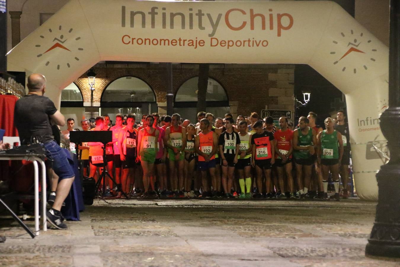 La Plaza de España de Jerez de los Caballeros acogió, ayer, la V Carrera Popular Nocturna 'Recorriendo el Medievo', organizada por el Ayuntamiento del municipio con la colaboración del Plan de Dinamización Deportiva de la Mancomunidad Sierra Suroeste. Las principales calles del municipio volvieron a convertirse en el mejor escenario para el desarrollo de esta prueba deportiva que, año tras año, se consolida como una de las citas más destacadas del calendario estival jerezano y en la que la solidaridad, también, está muy presente. Así, se lograron recaudar 153 kilos y 22 euros que irán destinados al almacén de alimentos que gestiona la Asamblea local de Cruz Roja en el municipio.En esta edición, han participado unos 200 corredores de la localidad y alrededores, siendo Manuel Gómez Lucas y Tina María Ramos, vencedores de la clasificación general.