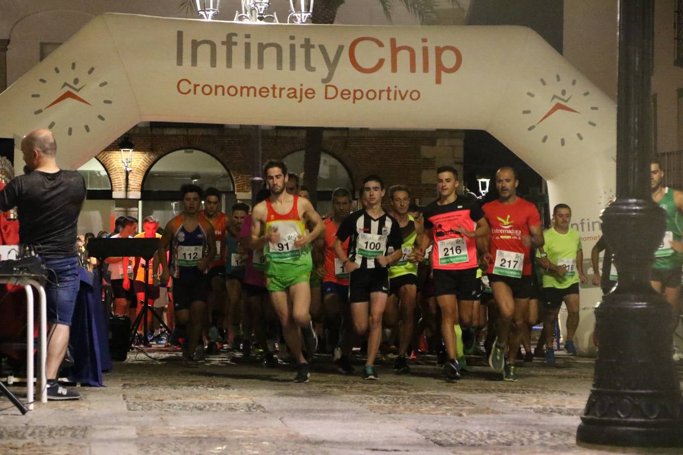 La Plaza de España de Jerez de los Caballeros acogió, ayer, la V Carrera Popular Nocturna 'Recorriendo el Medievo', organizada por el Ayuntamiento del municipio con la colaboración del Plan de Dinamización Deportiva de la Mancomunidad Sierra Suroeste. Las principales calles del municipio volvieron a convertirse en el mejor escenario para el desarrollo de esta prueba deportiva que, año tras año, se consolida como una de las citas más destacadas del calendario estival jerezano y en la que la solidaridad, también, está muy presente. Así, se lograron recaudar 153 kilos y 22 euros que irán destinados al almacén de alimentos que gestiona la Asamblea local de Cruz Roja en el municipio.En esta edición, han participado unos 200 corredores de la localidad y alrededores, siendo Manuel Gómez Lucas y Tina María Ramos, vencedores de la clasificación general.