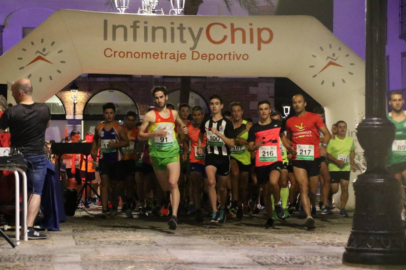 La Plaza de España de Jerez de los Caballeros acogió, ayer, la V Carrera Popular Nocturna 'Recorriendo el Medievo', organizada por el Ayuntamiento del municipio con la colaboración del Plan de Dinamización Deportiva de la Mancomunidad Sierra Suroeste. Las principales calles del municipio volvieron a convertirse en el mejor escenario para el desarrollo de esta prueba deportiva que, año tras año, se consolida como una de las citas más destacadas del calendario estival jerezano y en la que la solidaridad, también, está muy presente. Así, se lograron recaudar 153 kilos y 22 euros que irán destinados al almacén de alimentos que gestiona la Asamblea local de Cruz Roja en el municipio.En esta edición, han participado unos 200 corredores de la localidad y alrededores, siendo Manuel Gómez Lucas y Tina María Ramos, vencedores de la clasificación general.