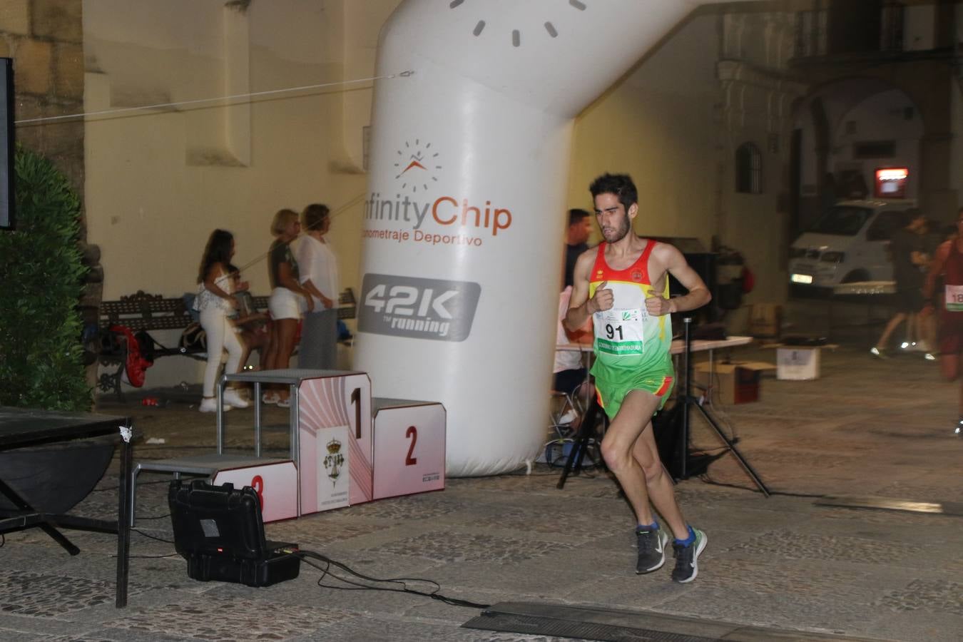 La Plaza de España de Jerez de los Caballeros acogió, ayer, la V Carrera Popular Nocturna 'Recorriendo el Medievo', organizada por el Ayuntamiento del municipio con la colaboración del Plan de Dinamización Deportiva de la Mancomunidad Sierra Suroeste. Las principales calles del municipio volvieron a convertirse en el mejor escenario para el desarrollo de esta prueba deportiva que, año tras año, se consolida como una de las citas más destacadas del calendario estival jerezano y en la que la solidaridad, también, está muy presente. Así, se lograron recaudar 153 kilos y 22 euros que irán destinados al almacén de alimentos que gestiona la Asamblea local de Cruz Roja en el municipio.En esta edición, han participado unos 200 corredores de la localidad y alrededores, siendo Manuel Gómez Lucas y Tina María Ramos, vencedores de la clasificación general.