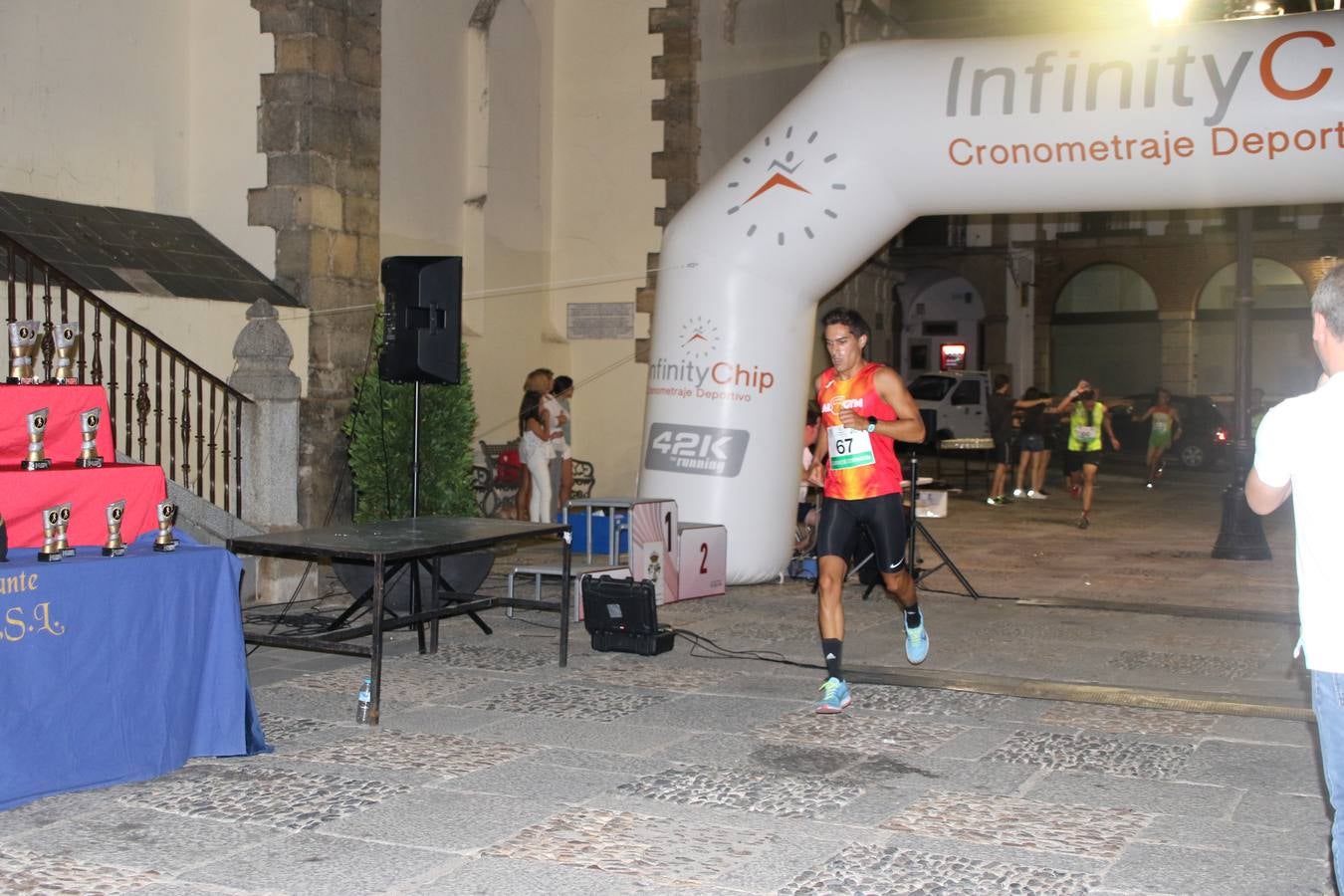 La Plaza de España de Jerez de los Caballeros acogió, ayer, la V Carrera Popular Nocturna 'Recorriendo el Medievo', organizada por el Ayuntamiento del municipio con la colaboración del Plan de Dinamización Deportiva de la Mancomunidad Sierra Suroeste. Las principales calles del municipio volvieron a convertirse en el mejor escenario para el desarrollo de esta prueba deportiva que, año tras año, se consolida como una de las citas más destacadas del calendario estival jerezano y en la que la solidaridad, también, está muy presente. Así, se lograron recaudar 153 kilos y 22 euros que irán destinados al almacén de alimentos que gestiona la Asamblea local de Cruz Roja en el municipio.En esta edición, han participado unos 200 corredores de la localidad y alrededores, siendo Manuel Gómez Lucas y Tina María Ramos, vencedores de la clasificación general.